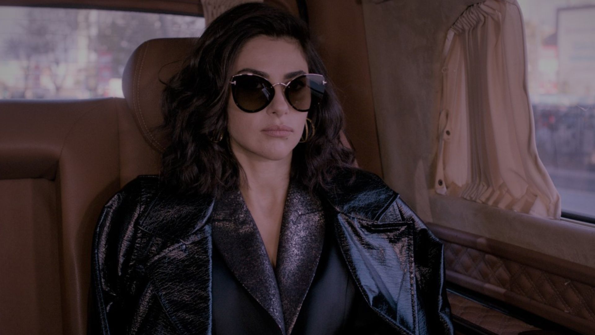 Nesrin Cavadzade (Sahika) in una scena di Forbidden Fruit 4