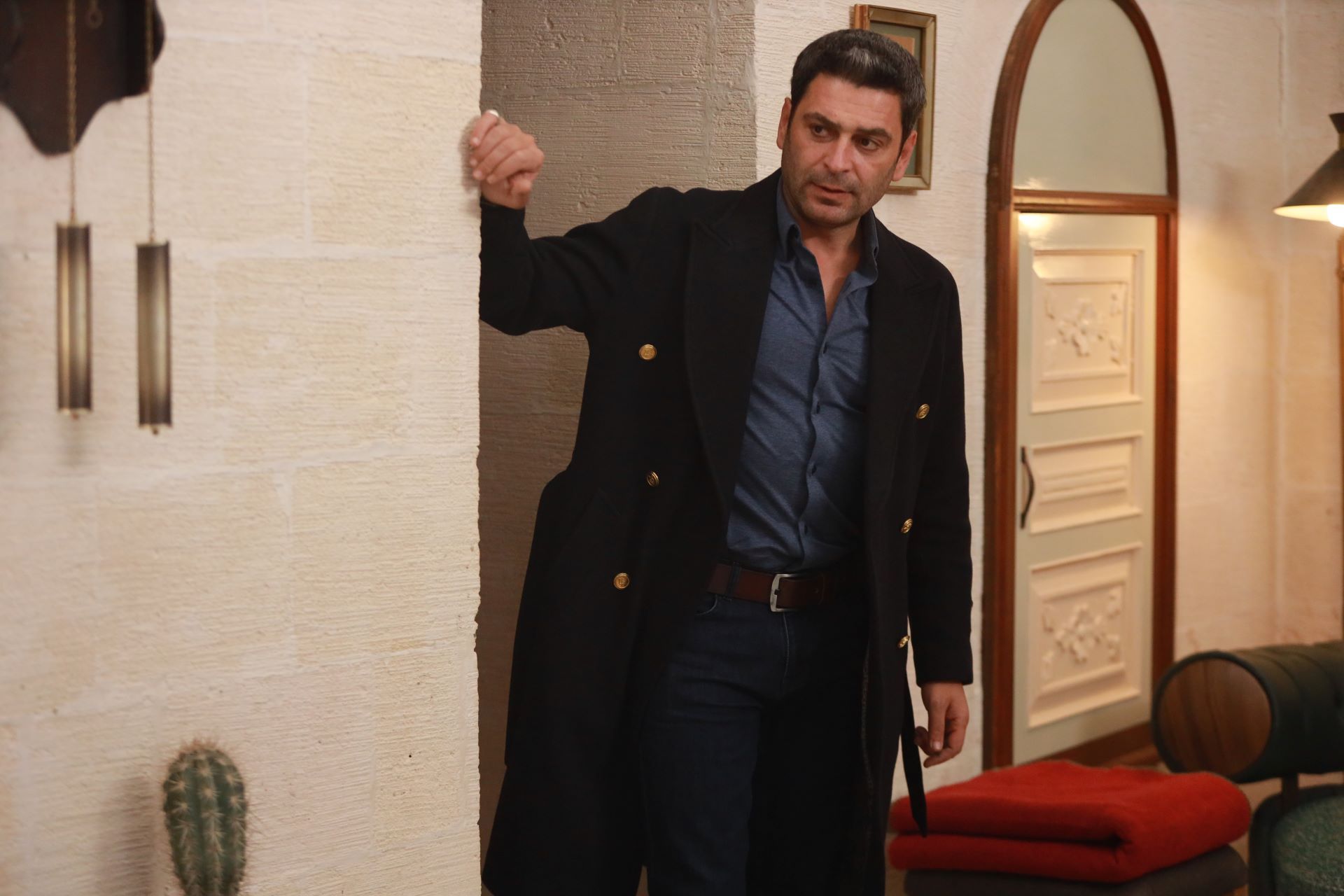 Ozan Akbaba (Cihan) in una scena di Far away
