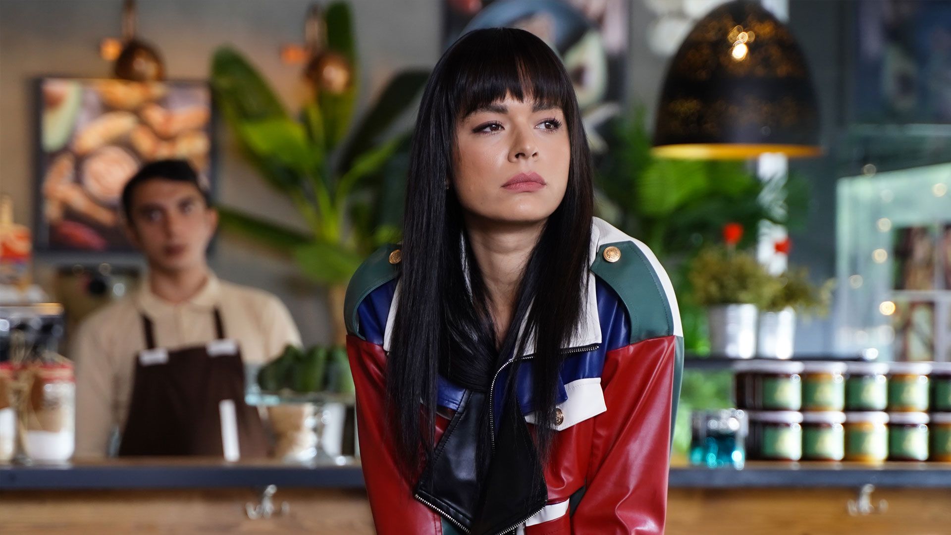 Safak Pekdemir (Zehra) in una scena di Forbidden Fruit 4