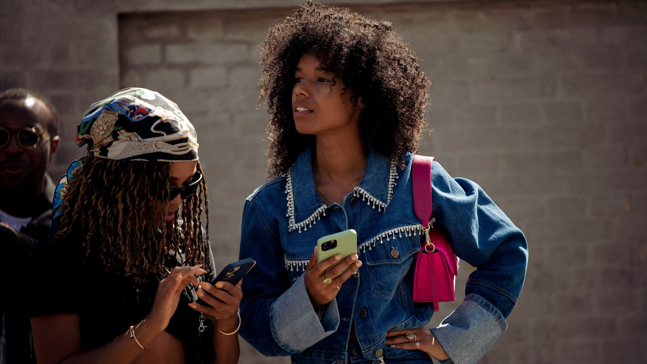 Elizabeth Delphine con un top corto nero, jeans blu e una bandana in testa e Fia Hamelijnck con una giacca corta di jeans e jeans con decorazioni in cristallo e una borsa rosa posano fuori dall’OperaSpo durante la Copenhagen Fashion Week Primavera/Estate 2023 il 10 agosto 2022 a Copenaghen, Danimarca - Credits: Getty Images