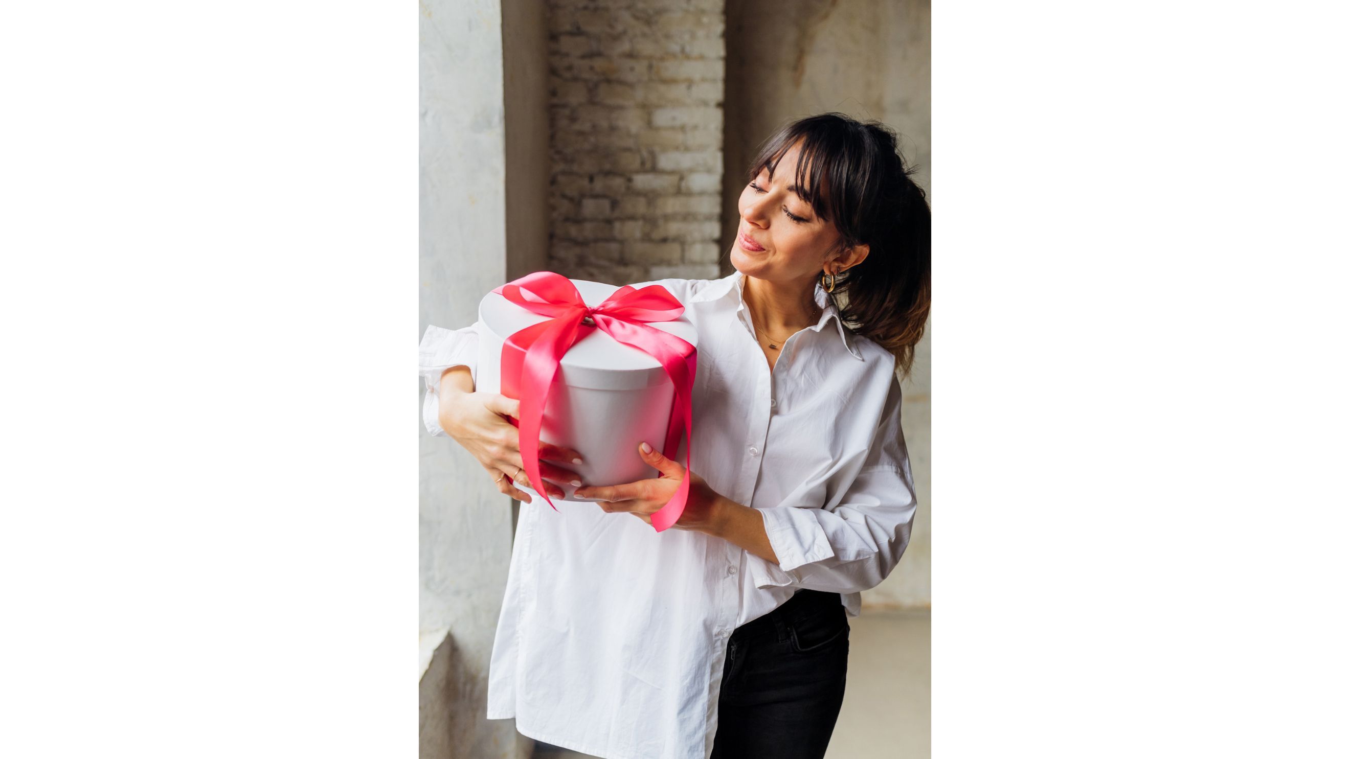 Ilaria Apolloni con pacco regalo