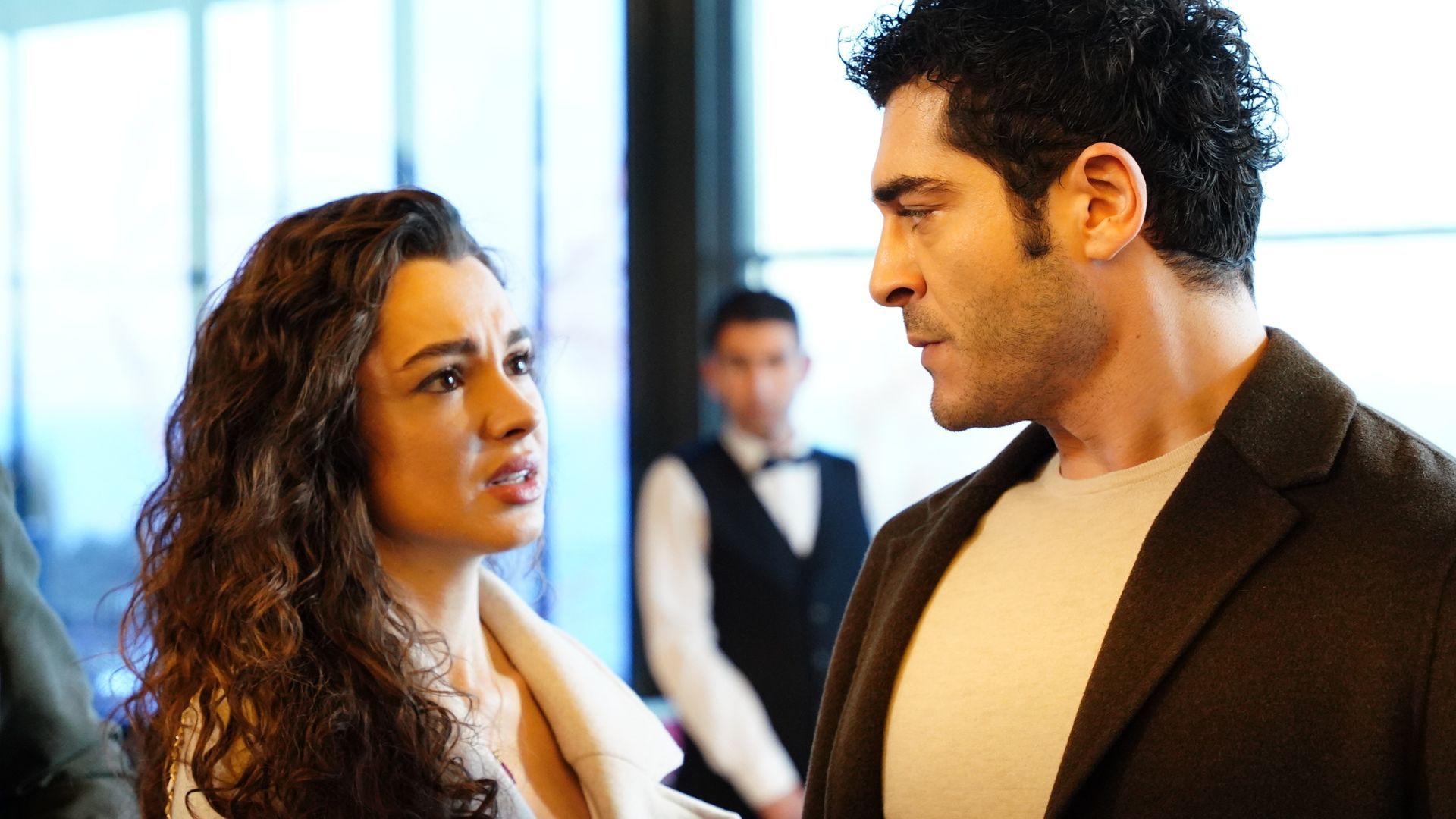 Burak Deniz (Mahir) e Su Burcu Yazgi Coskun (Candeza) in una scena di Racconto di una notte
