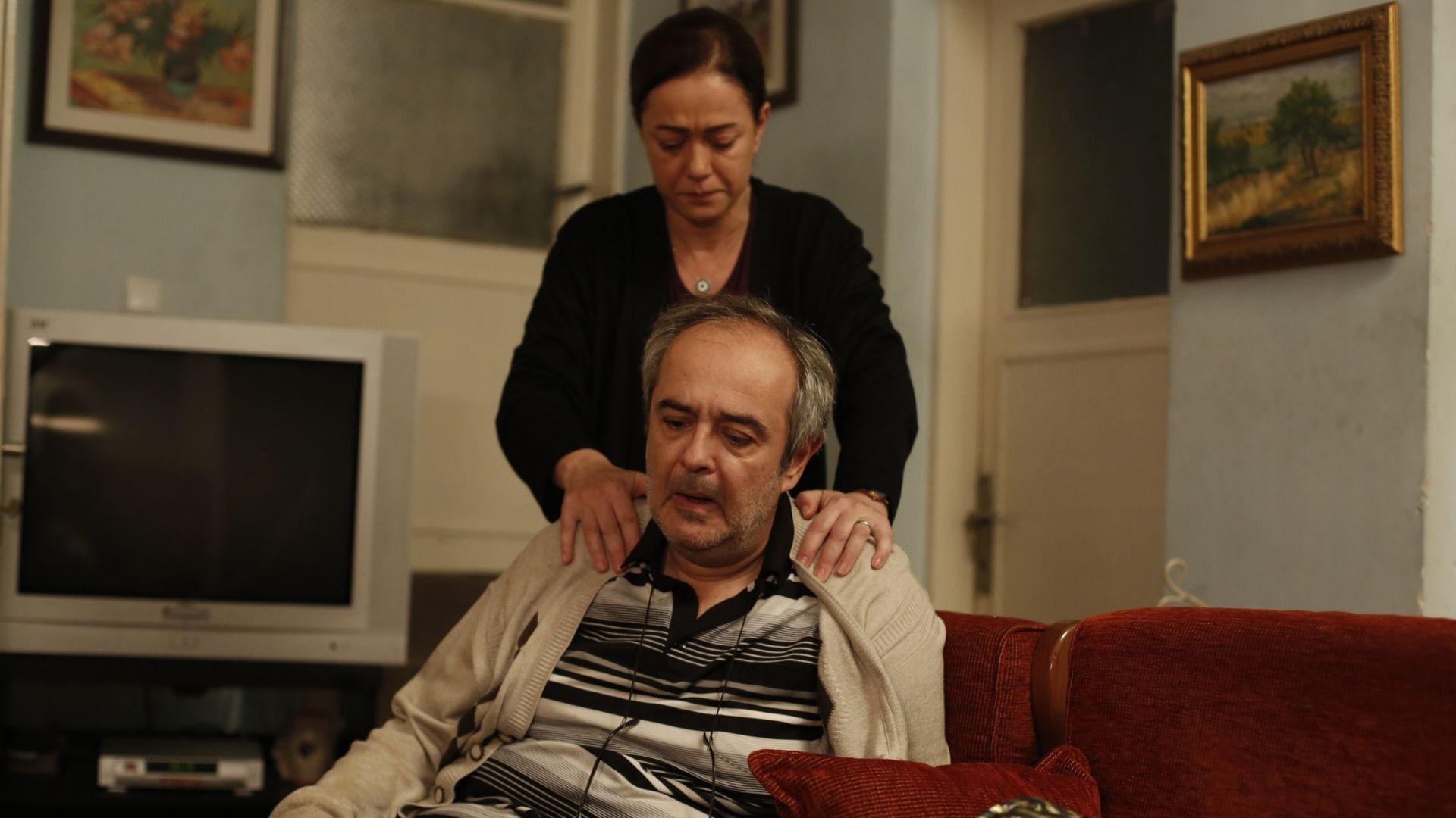Bennu Yildirimlar (Hatice Sarikadi) e Serif Erol (Enver Sarikadi) in una scena de La forza di una donna 2