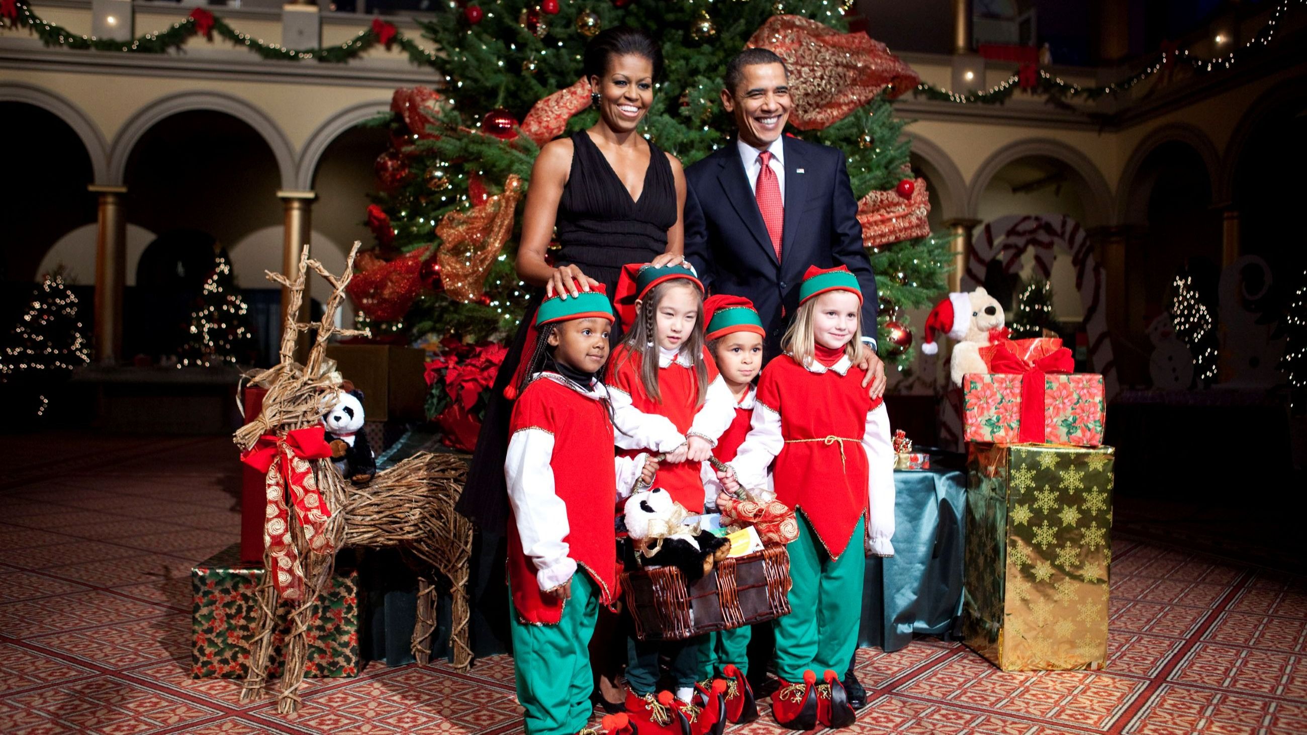 Il presidente degli Stati Uniti Barack Obama e la first lady Michelle Obama posano con dei bambini vestiti da elfi durante la celebrazione del Natale a Washington il 13 dicembre 2009 a Washington, DC - Credits Getty Images