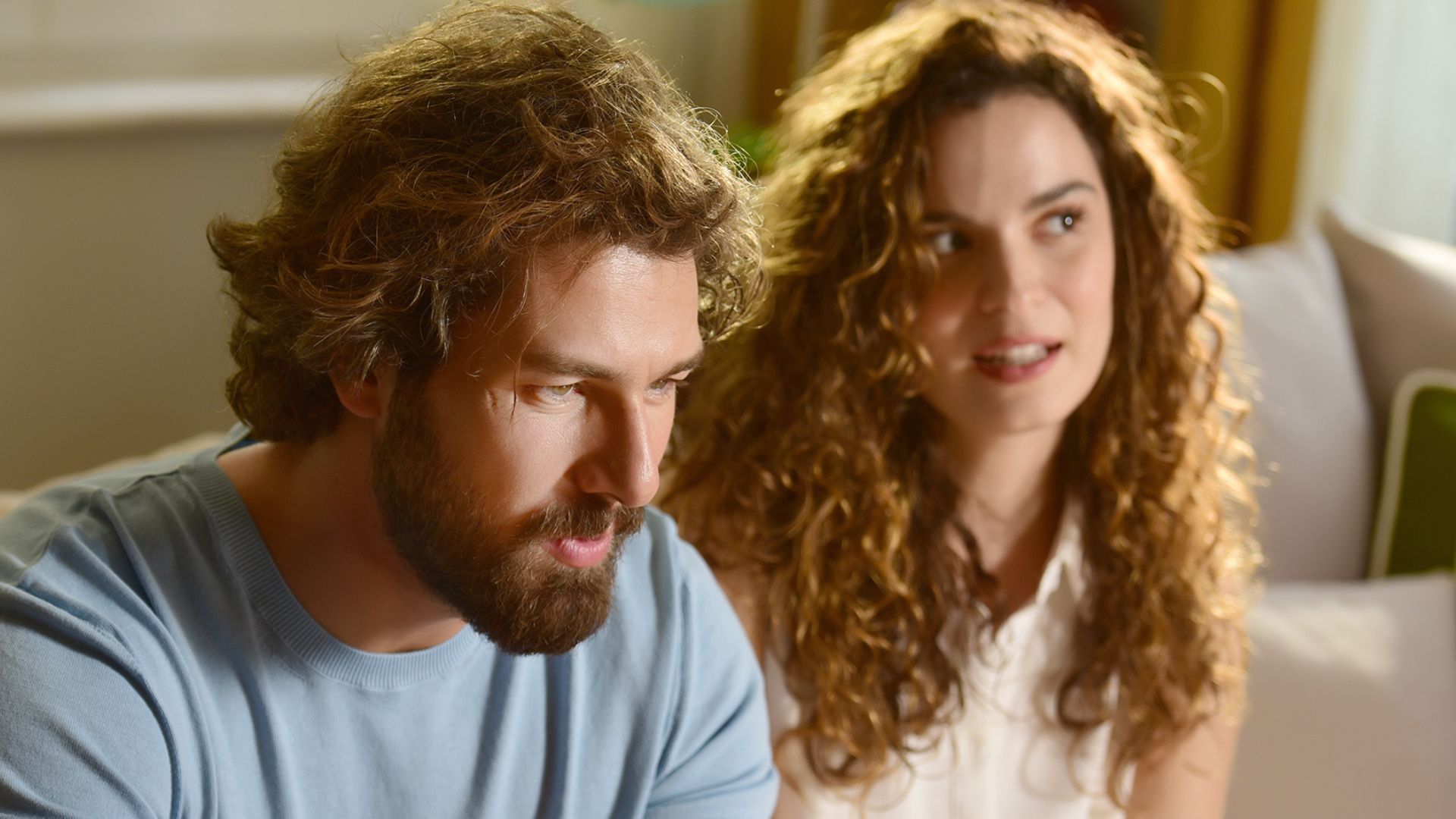 Furkan Palali (Nejat) e Asli Bekiroglu (Suna) in una scena di My Sweet Lie