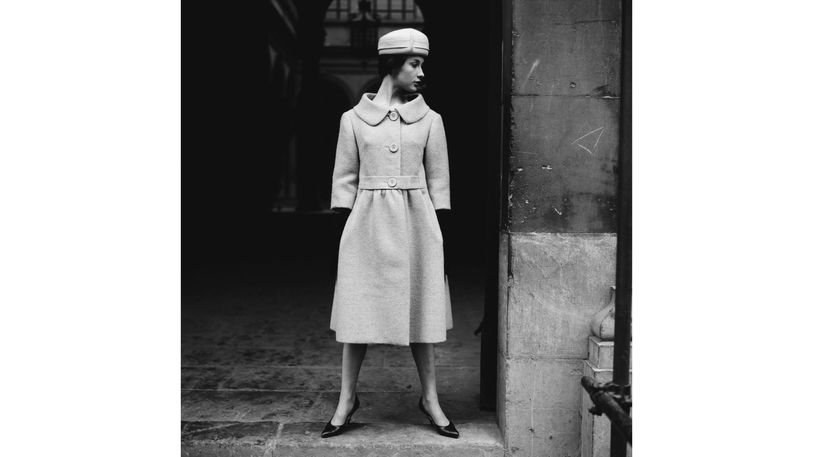 Una giovane donna che indossa un cappotto invernale a tre quarti in casentino con cappello coordinato, 1955 - Credits Getty Images