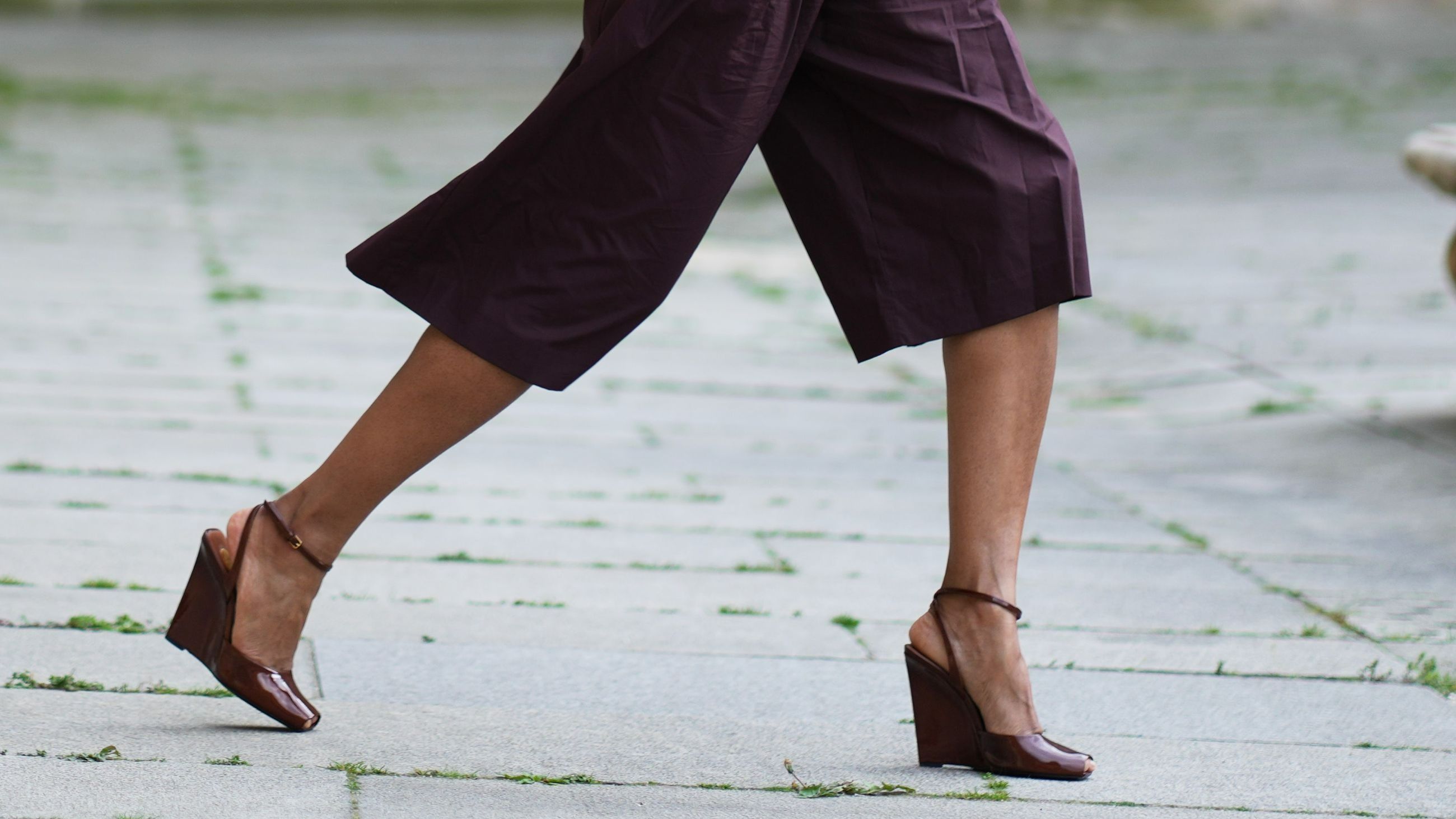 Emilie Joseph indossa scarpe peep-toe in pelle verniciata bordeaux Saint Laurent con tacco alto e plateau - Credits Getty Images 