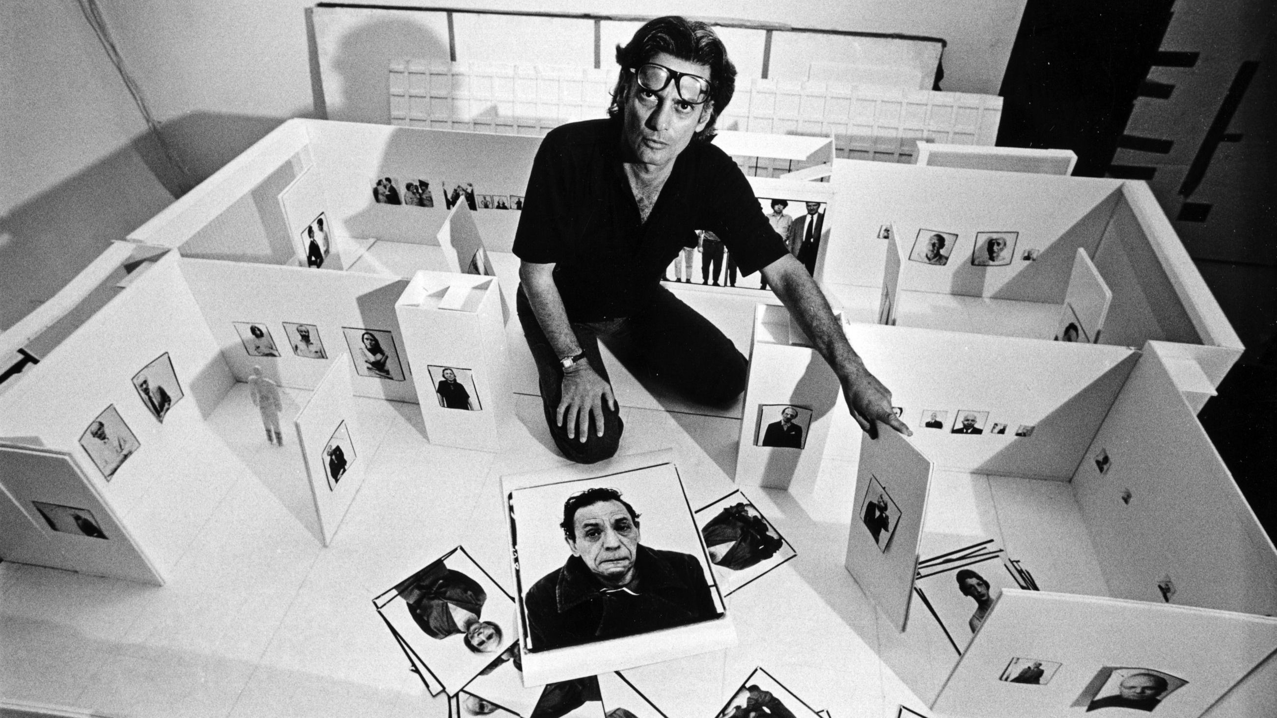 Richard Avedon mentre pianifica la sua mostra retrospettiva alla Marlborough Gallery di New York, 1975 - Credits Getty Images