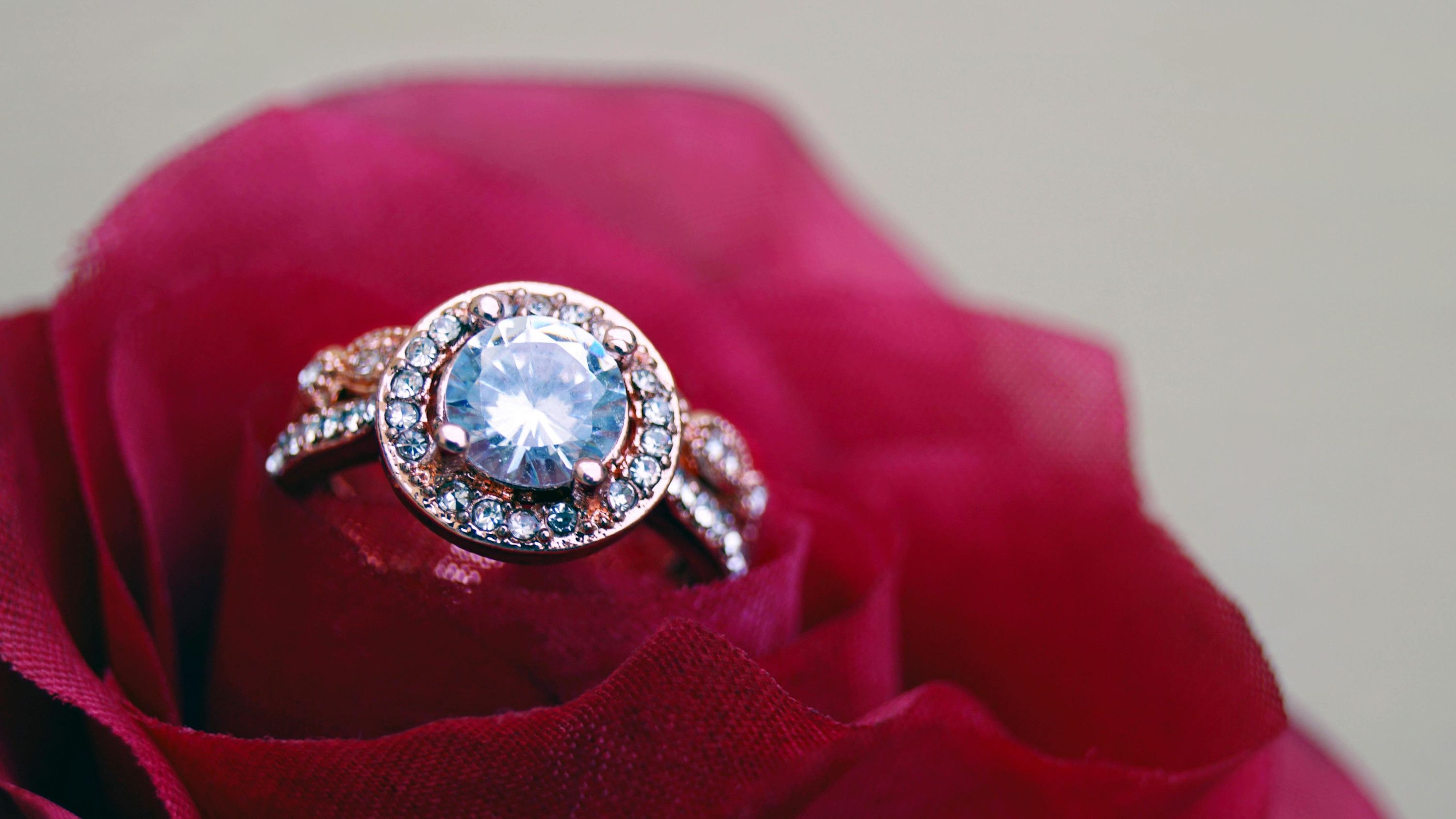 Gli anelli, nelle loro diverse sfaccettature, sono da sempre tra i bijoux più ricercati per regalare oggetti preziosi a chi amiamo e comunicare i propri sentimenti. A Natale soprattutto - Credits: www.pexels.com