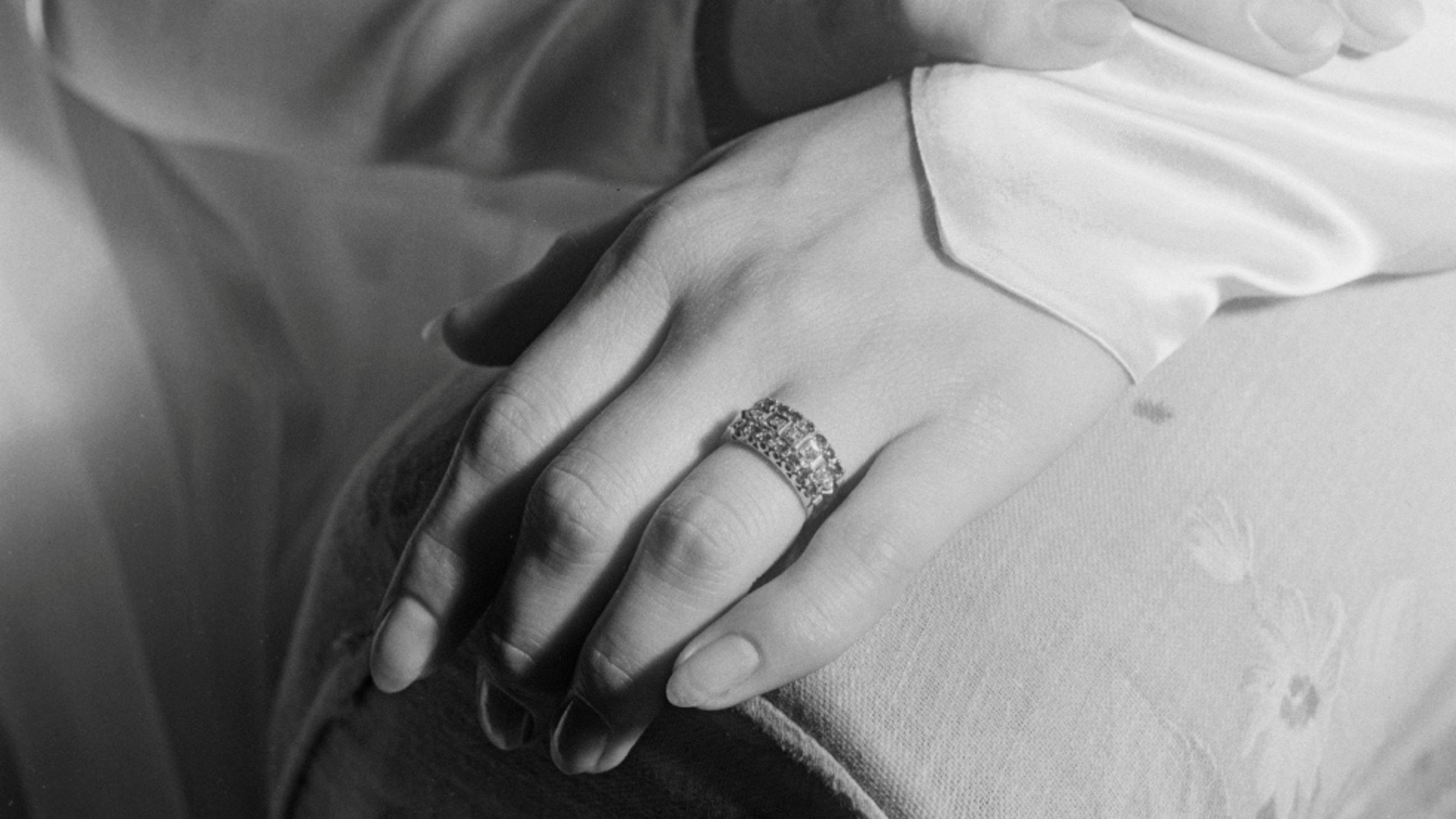 Gli anelli, nelle loro diverse sfaccettature, sono da sempre tra i bijoux più ricercati per regalare oggetti preziosi a chi amiamo e comunicare i propri sentimenti. A Natale soprattutto - Credits: Getty Images