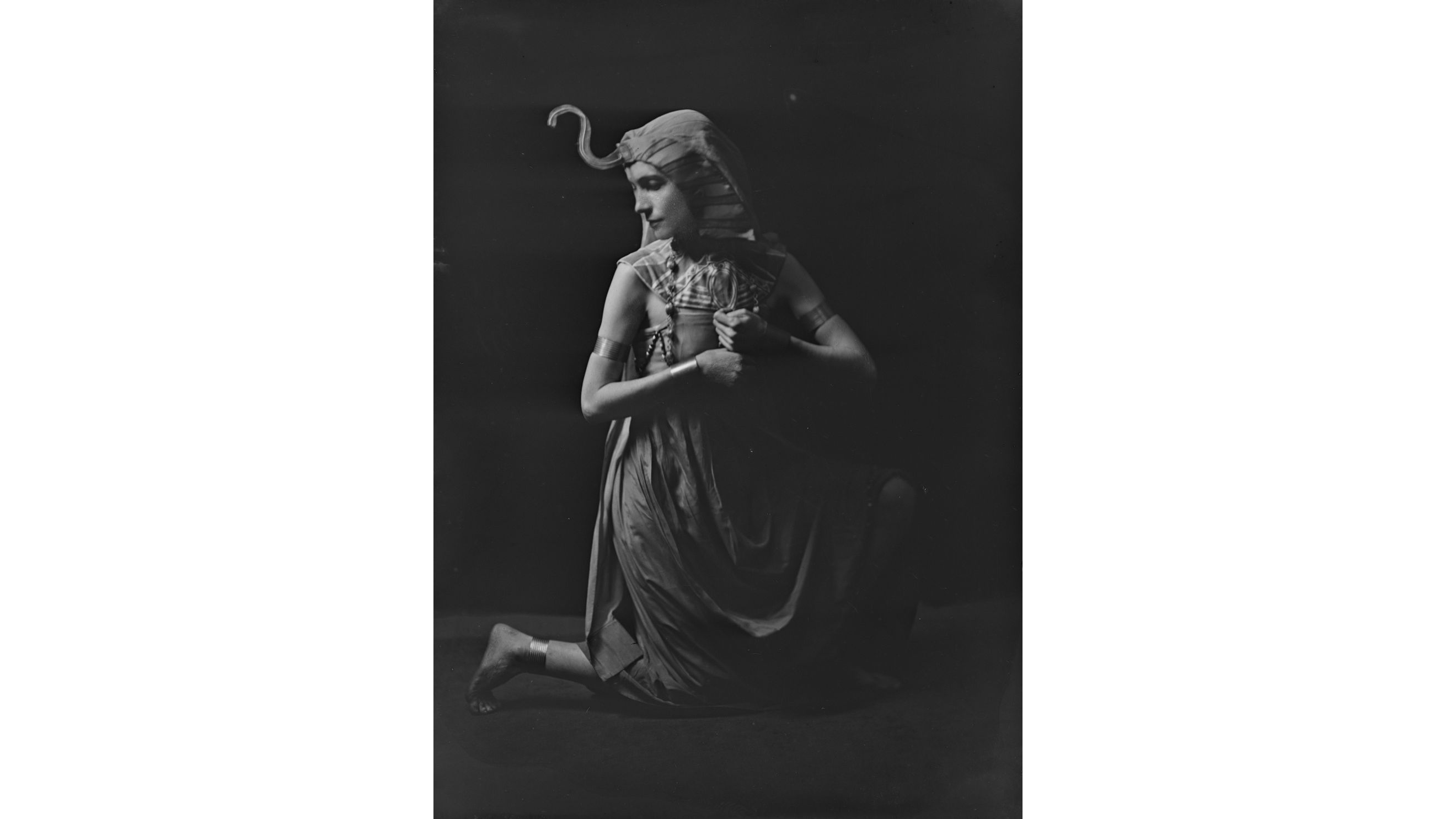Miss Henderson, 17 novembre 1918. Giovane donna vestita come un antico faraone egiziano. Fotografo: Arnold Genthe - Credits: Getty Images