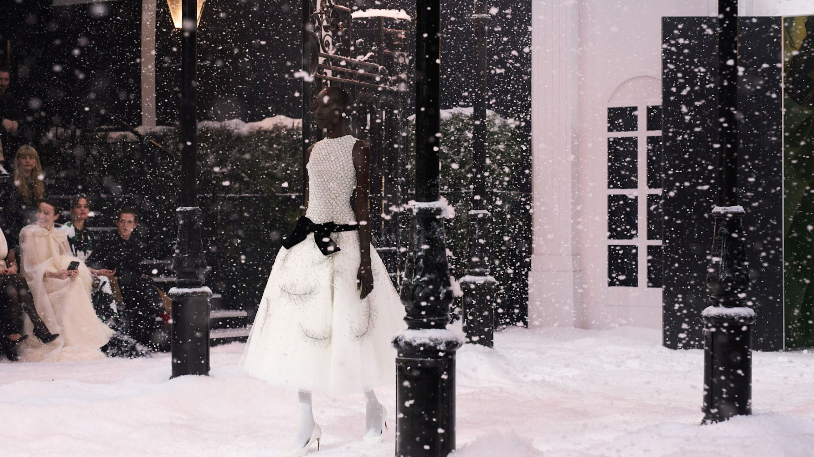 Una creazione da sogno dalla sfilata di Richard Quinn FW2526, dove il bianco trionfa tra tessuti candidi e neve impalpabile. Una fiaba in passerella - Credits: Launchmetrics.com/Spotlight