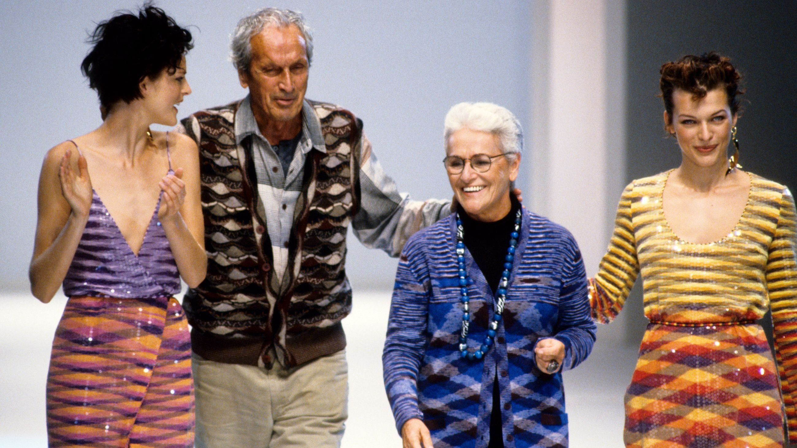 Lo stilista italiano Ottavio Missoni e la moglie Rosita in passerella mentre accolgono gli applausi del pubblico dopo la sfilata Missoni Primavera/Estate 1997; 1° ottobre 1996, Milano - Credits: Getty Images