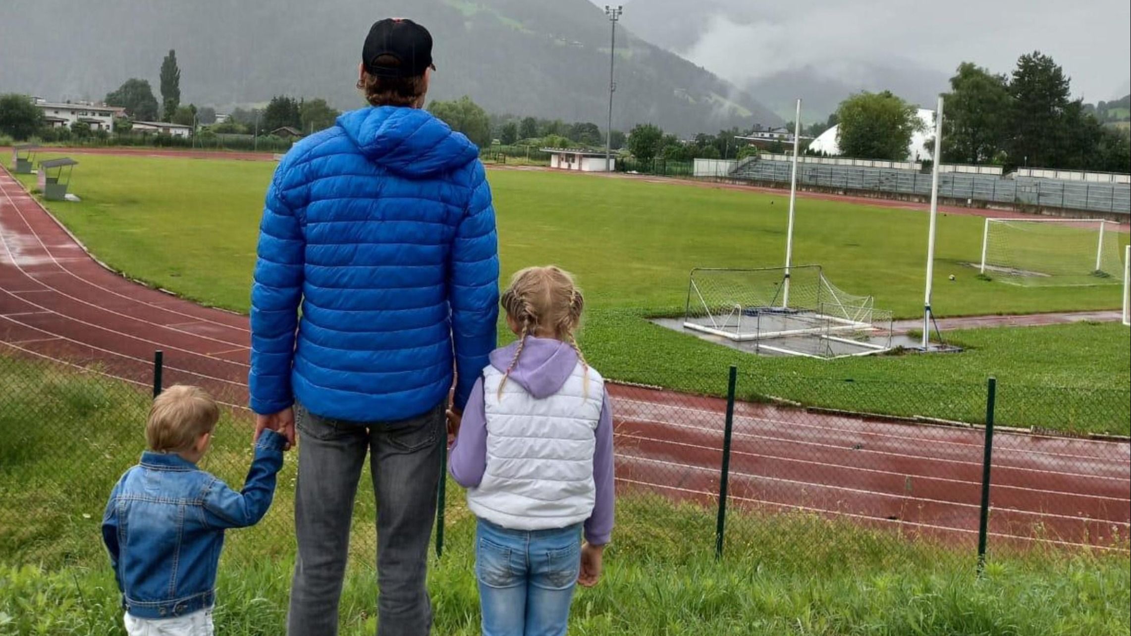  Alex Schwazer con i figli (foto Ansa)