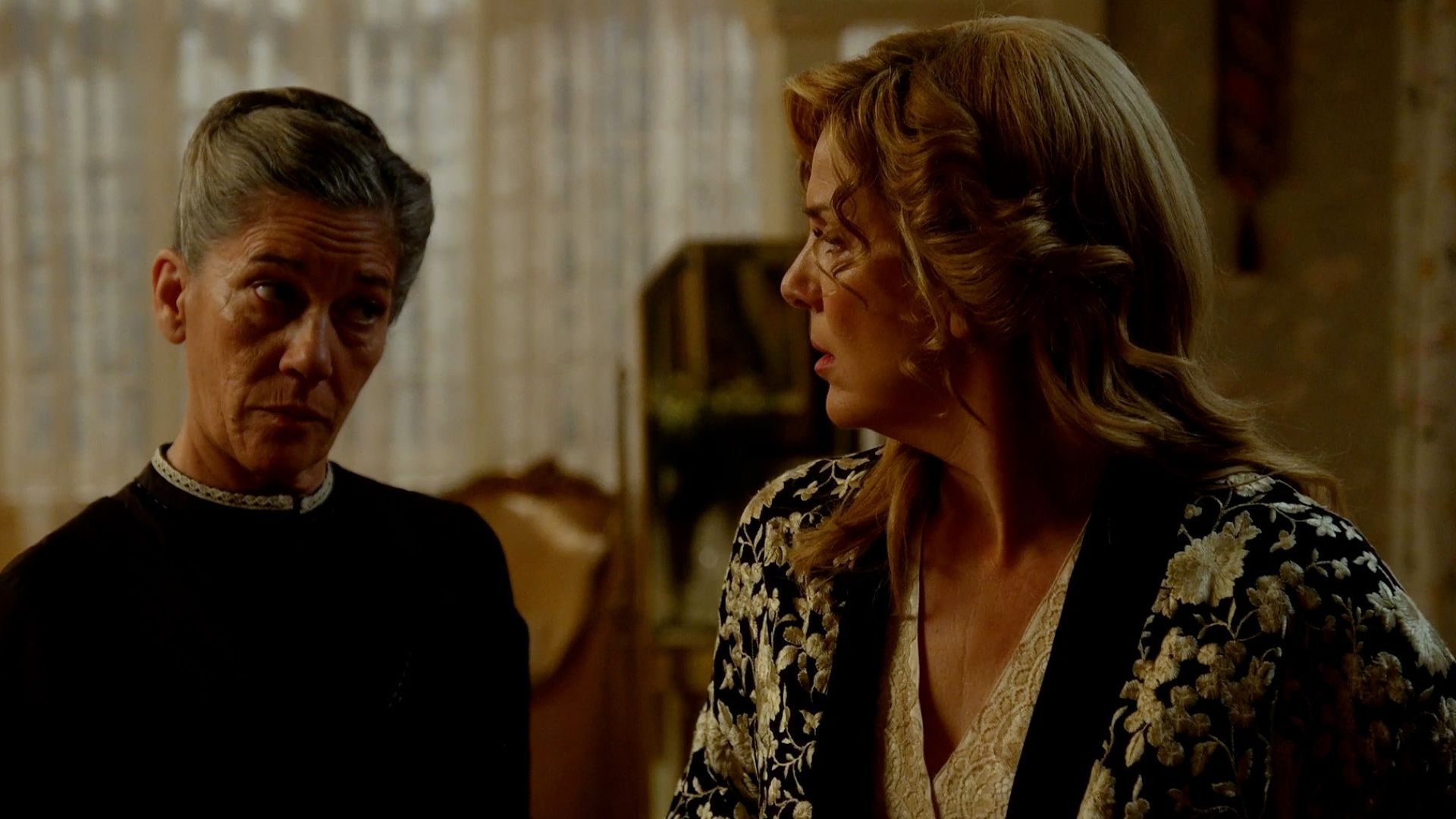 Marga Martinez (Petra) e Eva Martin (Cruz) in una scena de La Promessa