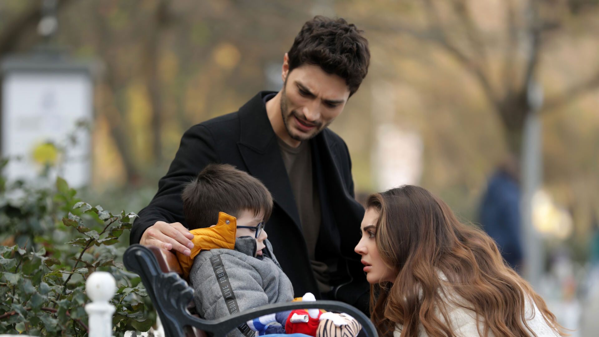 Ozan, Esra e Atlas in una scena di Love, Reason, Get even
