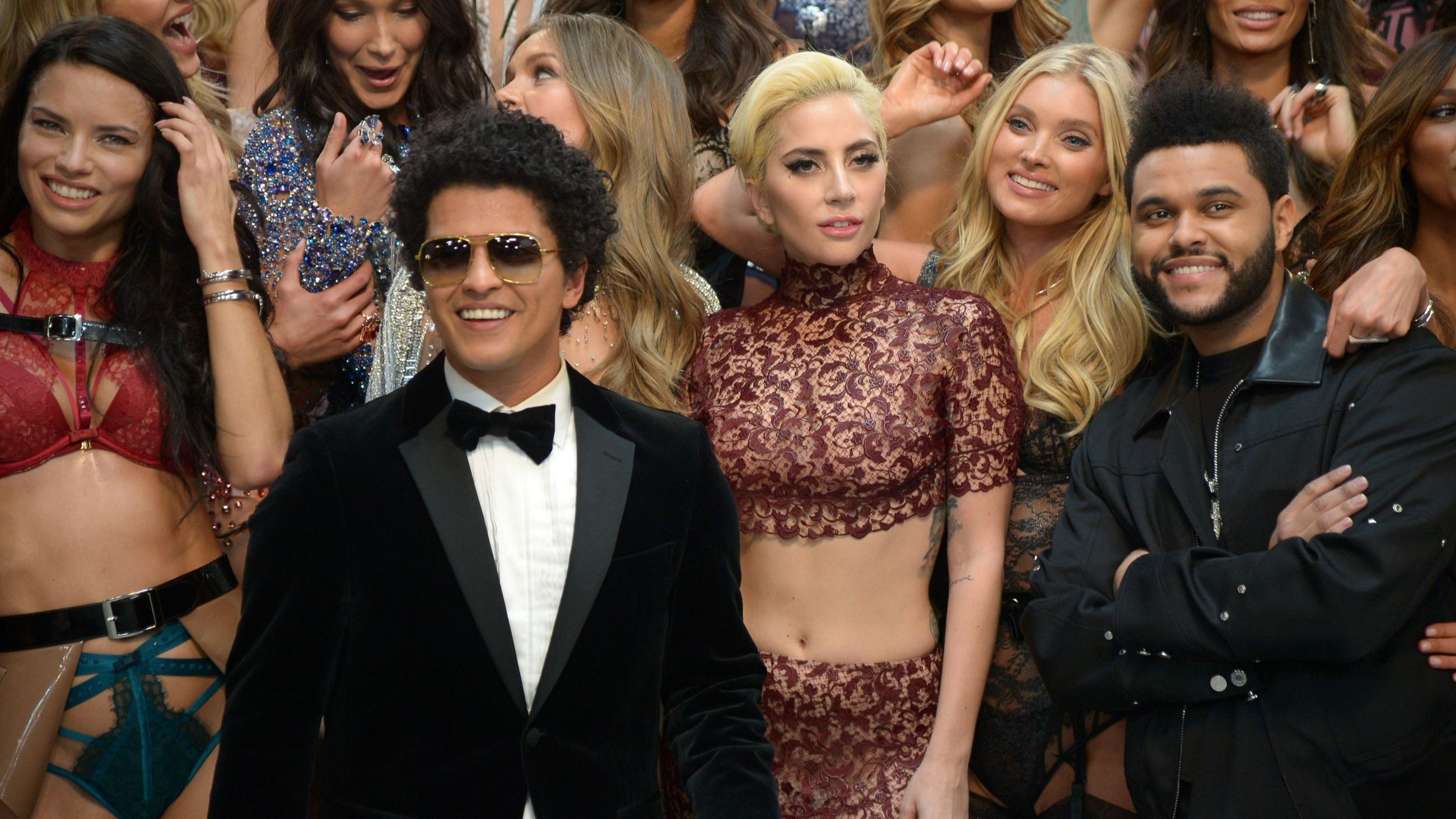 Bruno Mars, Lady e The Weeknd nel backstage del Victoria's Secret Fashion Show, 2016 - Credits Getty Images 