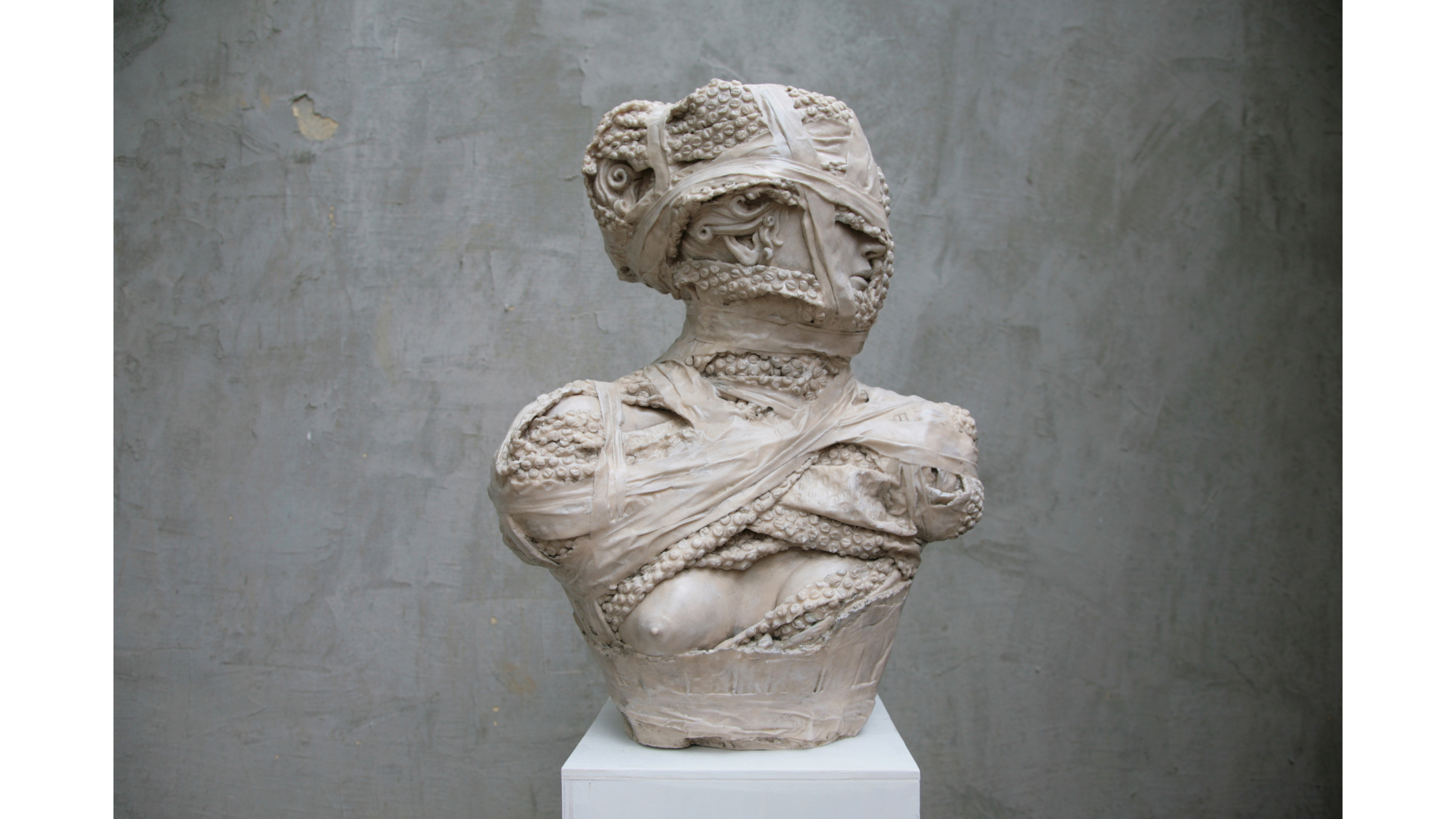 Scultura. Parte dei Guest Projects di Paratissima XXI – KOSMOS al Real Collegio Carlo Alberto di Moncalieri. L’artista torinese rilegge il linguaggio classico attraverso un gesto di avvolgimento che riflette su conservazione, protezione e distanza. 
Crediti: Paratissima 

