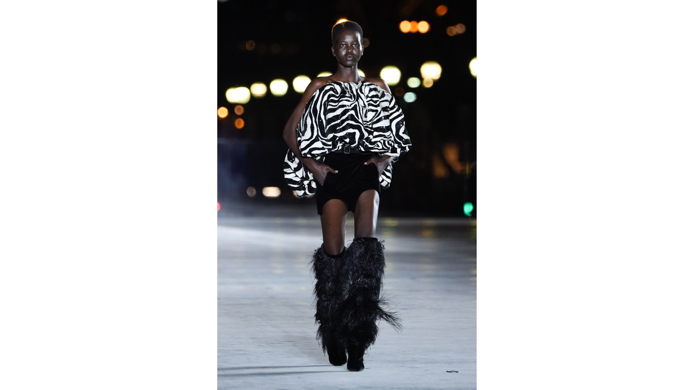 Adut Akech in passerella per la S/S18 di Saint Laurent a Parigi nel Settembre 2017
Credit: Getty Images 
