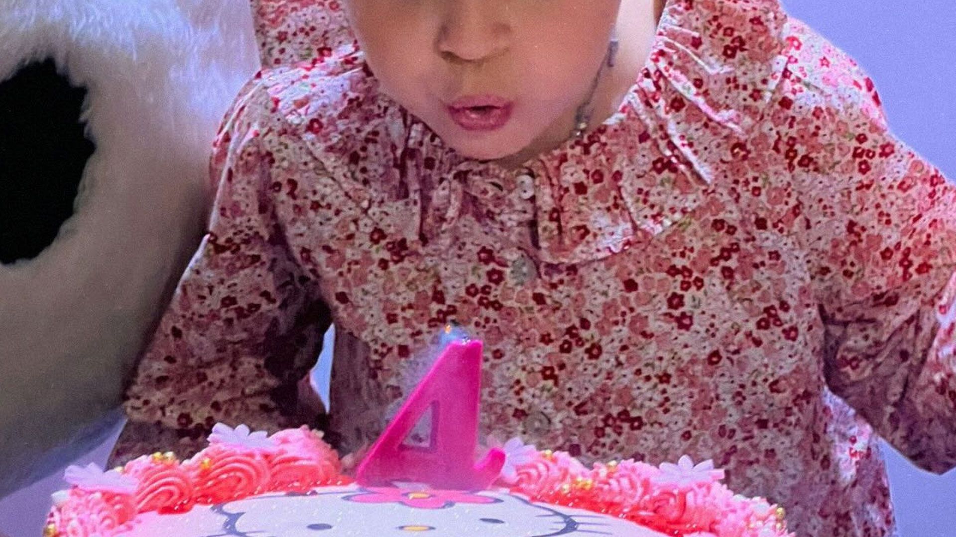 Violante soffia sulle candeline di una torta di compleanno a tema Hello Kitty | Instagram: @virgimih