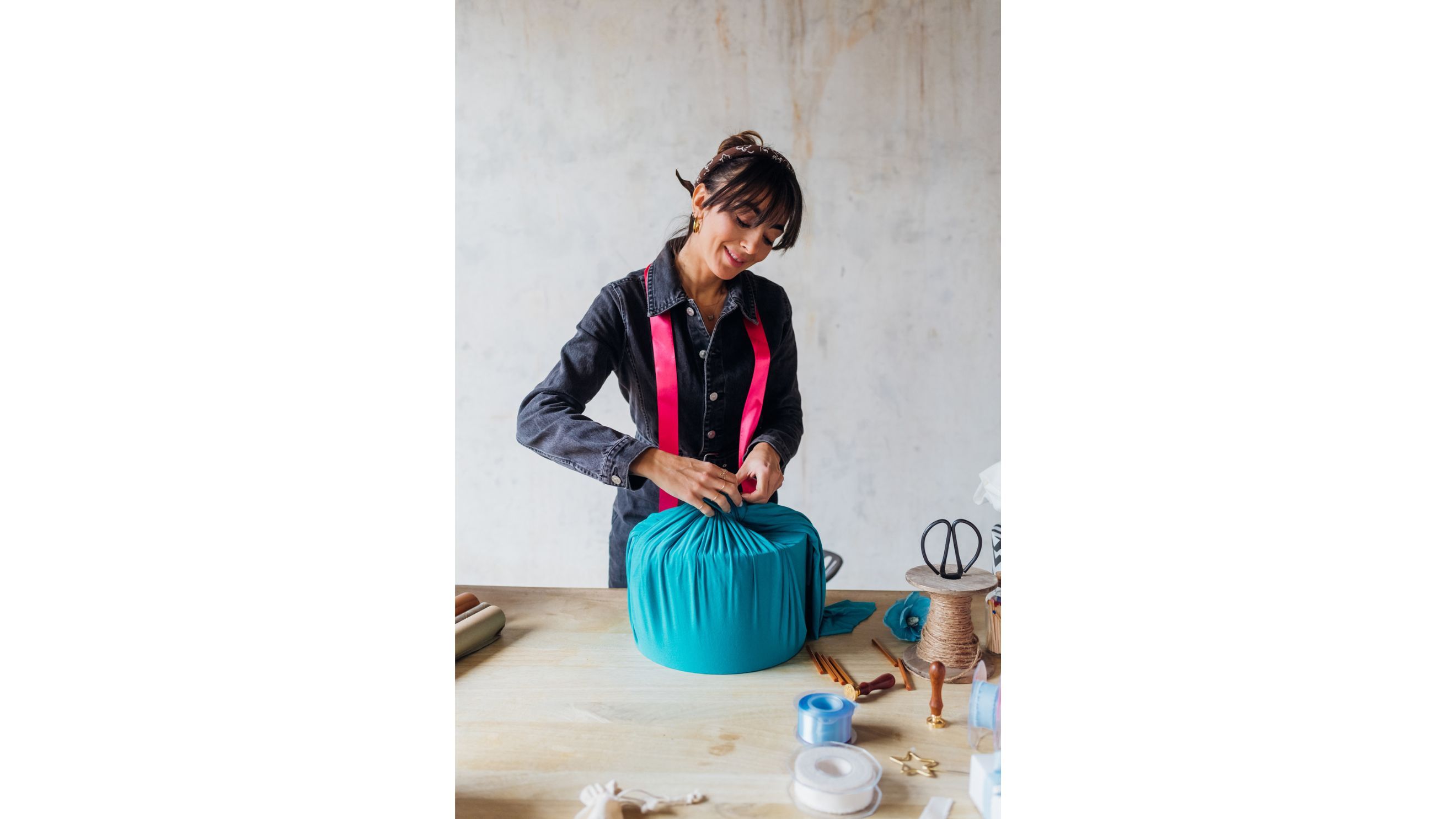 Ilaria Apolloni con pacchetti regali