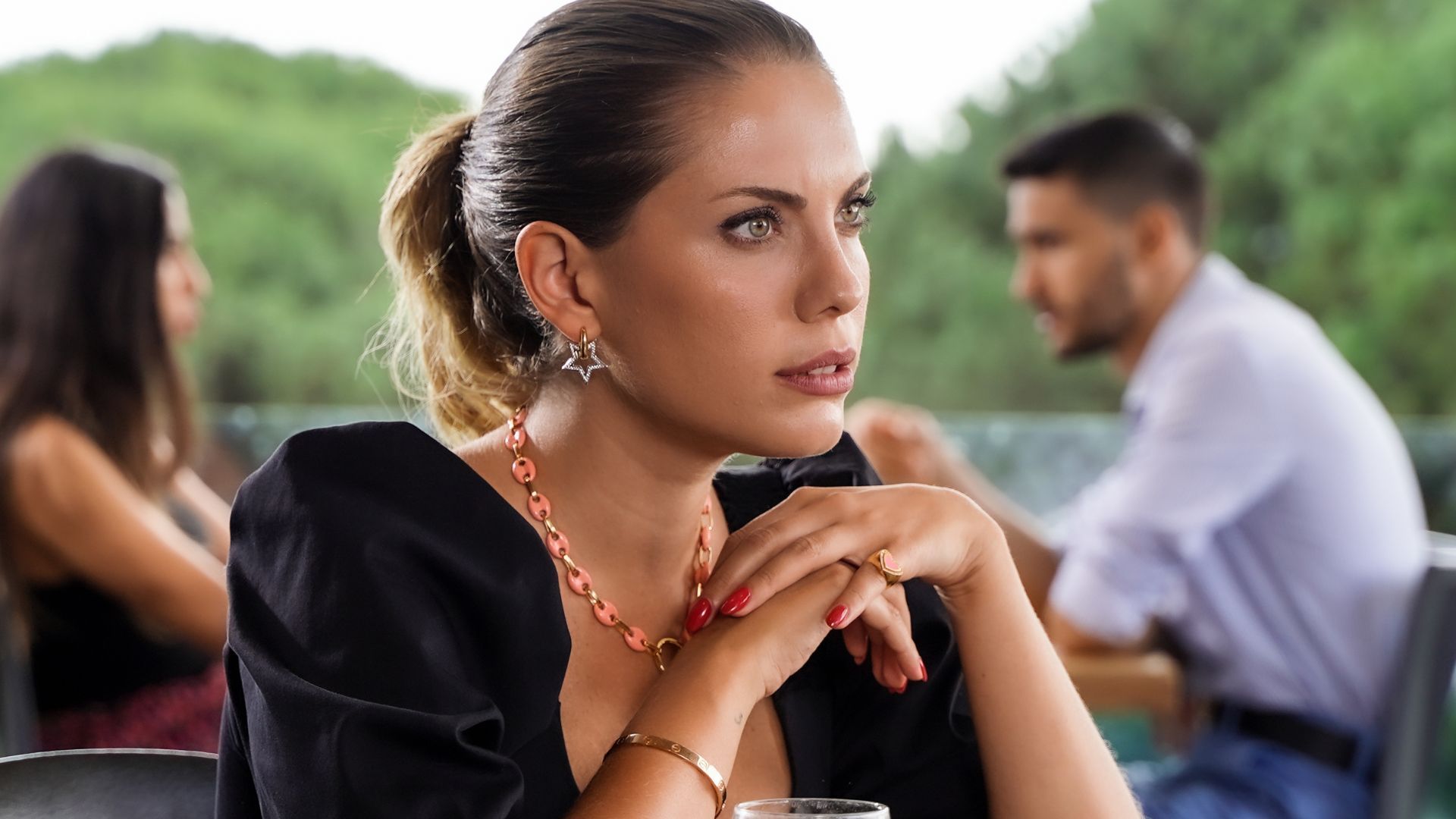 Eda Ece (Yildiz) in una scena di Forbidden Fruit