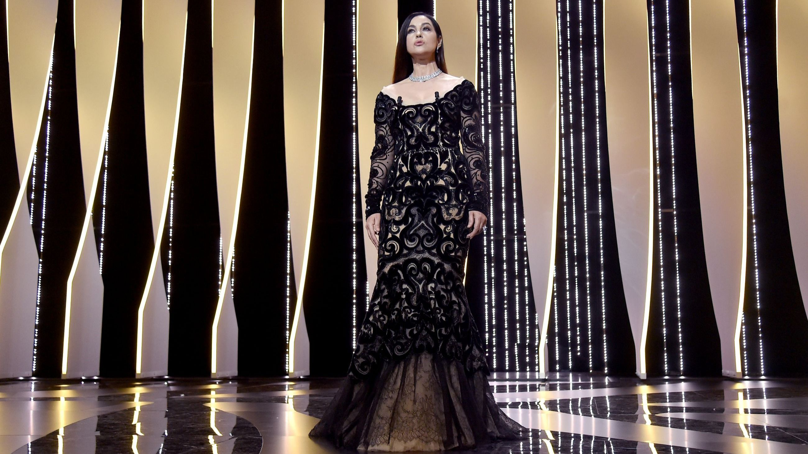 Monica Bellucci annuncia la cerimonia di chiusura del Festival di Cannes del 2017 - Credits Getty Images