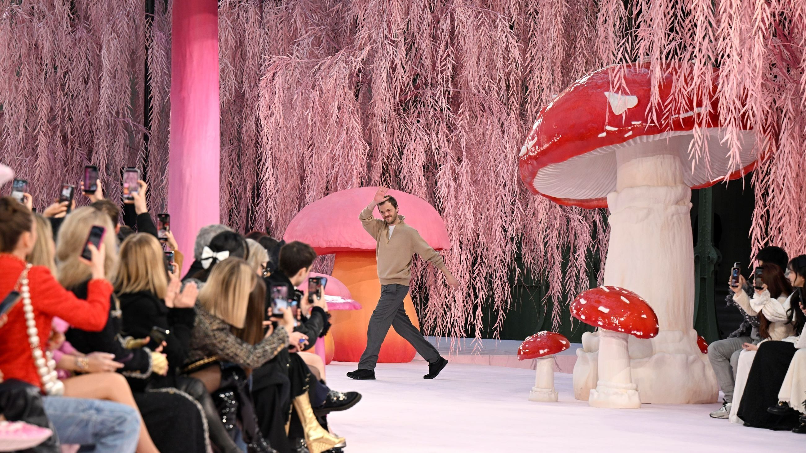 Il direttore creativo Matthieu Blazy saluta il pubblico durante la sfilata Chanel della Haute Couture Week Primavera/Estate 2026 - Credits: Getty Images