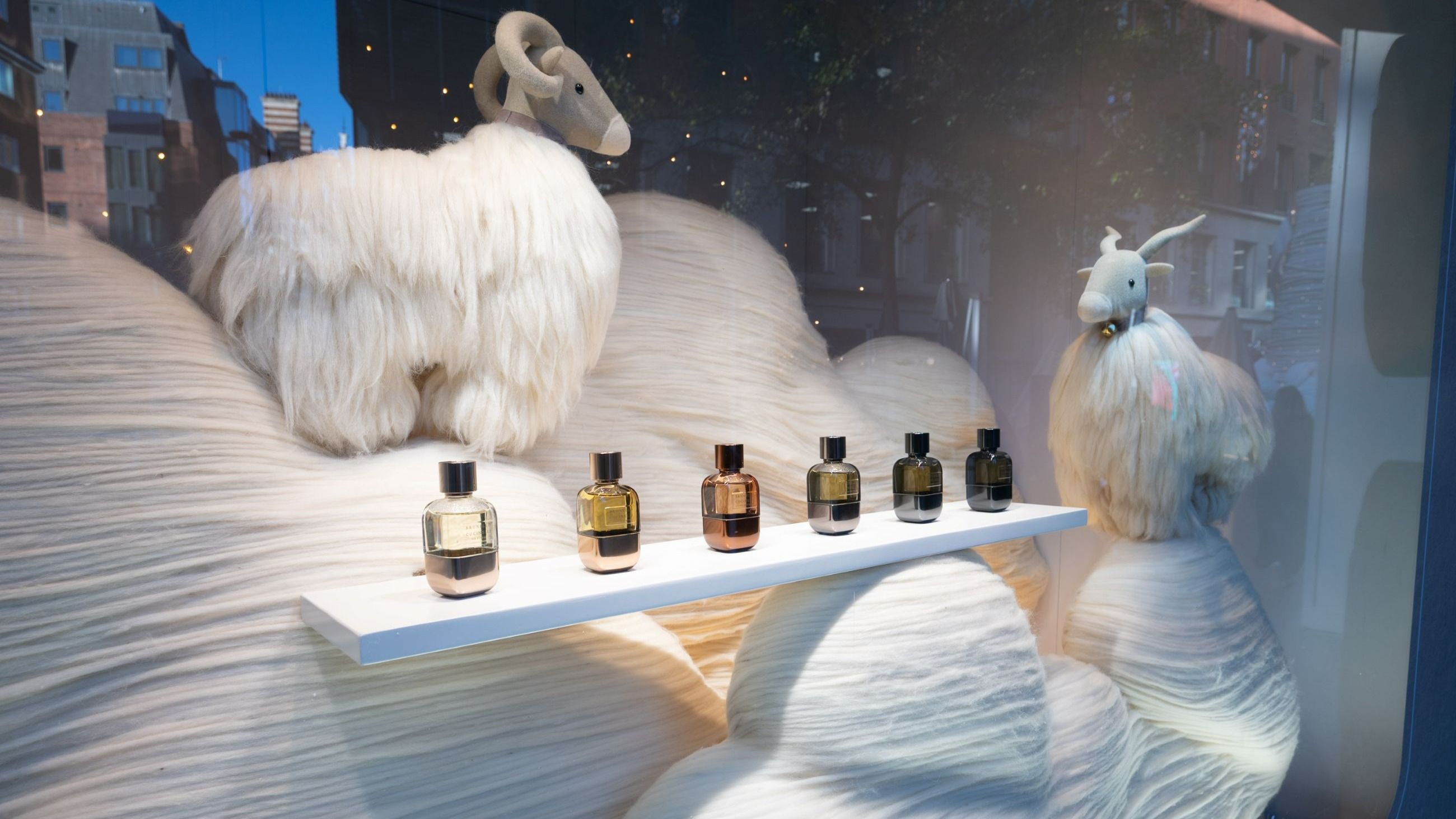 Vetrina Harrods, in esposizione le fragranze di Brunello Cucinelli 
