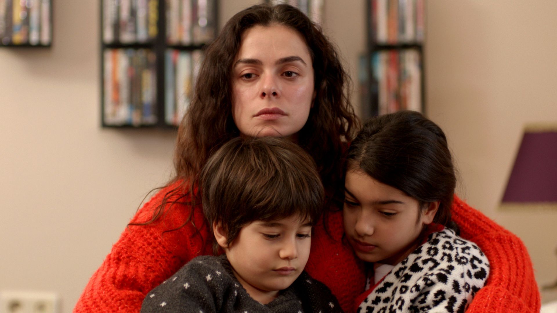 Ozge Ozpirinci (Bahar Cesmeli), Ali Semi Sefil (Doruk Cesmeli) e Kubra Suzgun (Nisan Cesmeli) in una scena de La forza di una donna 2