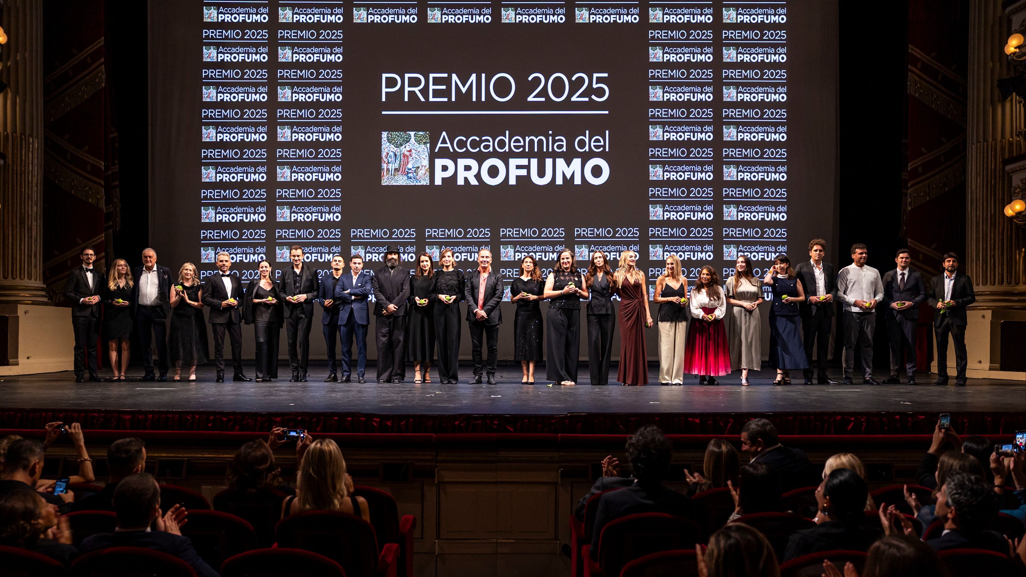 I nasi presenti alla serata tutti insieme sul palco del Teatro alla Scala (Crediti Ufficio Stampa)