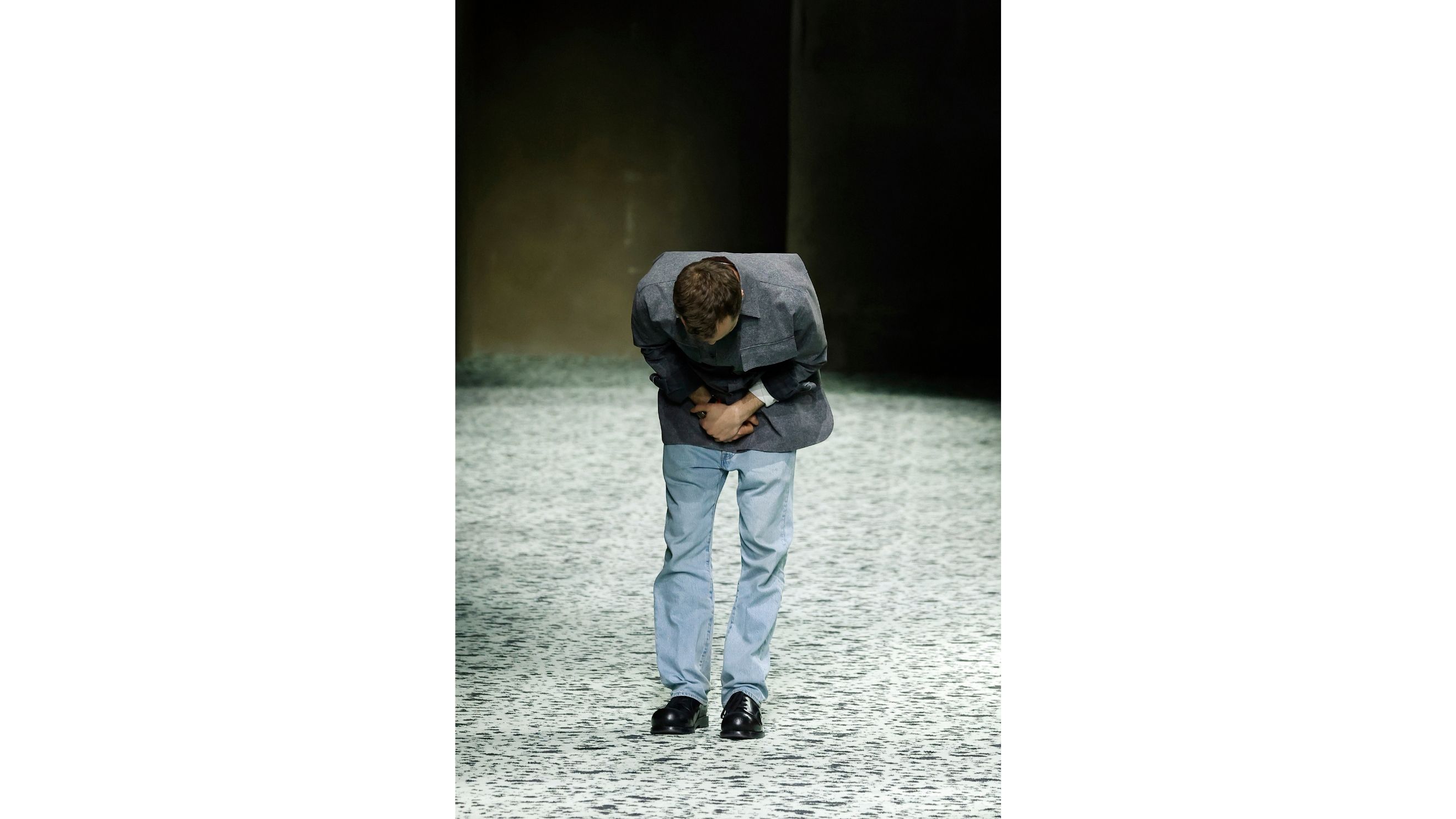 Matthieu Blazy s’inchina sulla passerella di Bottega Veneta 
Credit: Getty Images