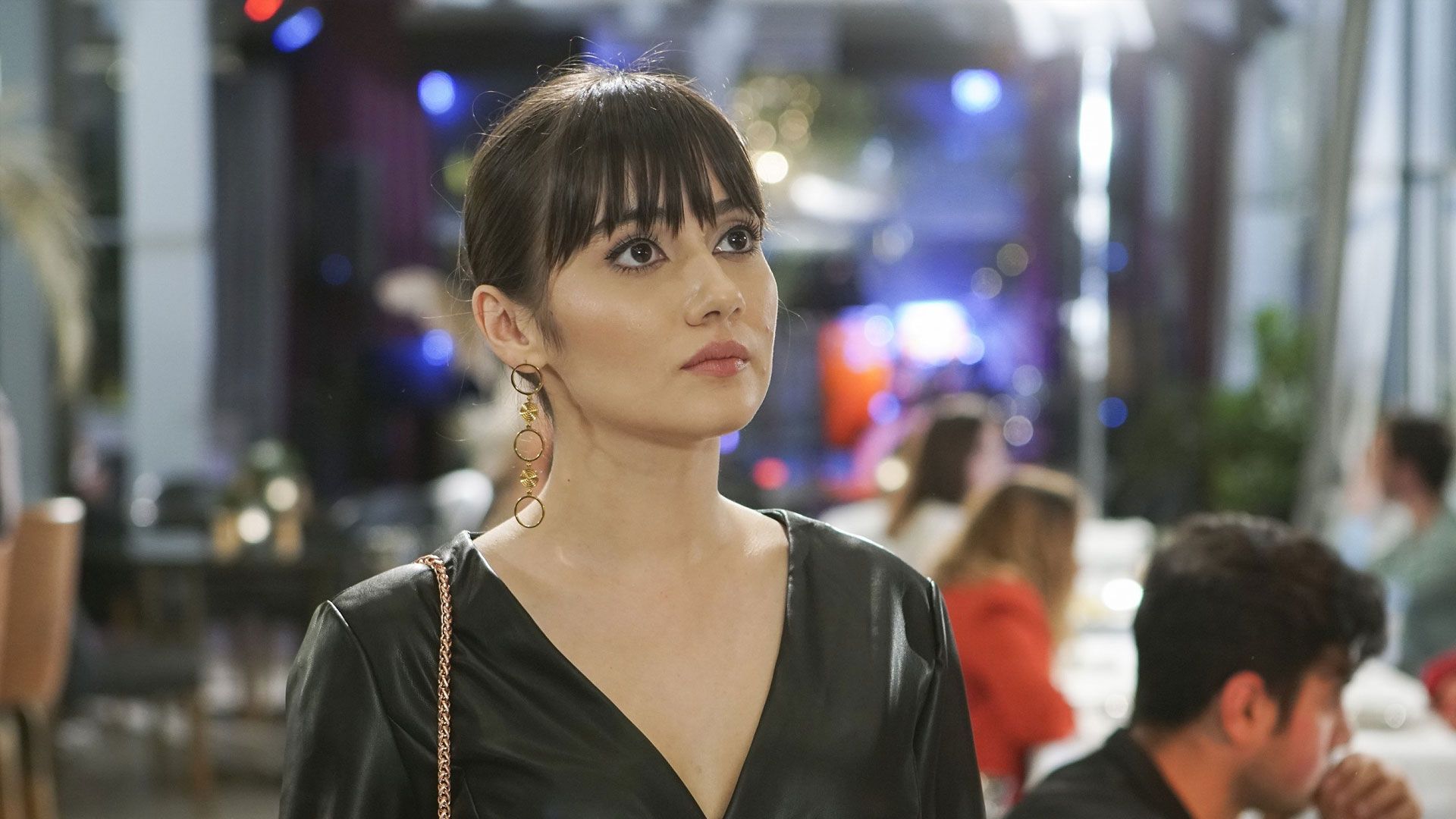 Sevda Erginci (Zeynep Yılmaz) in una scena di Forbidden Fruit 2