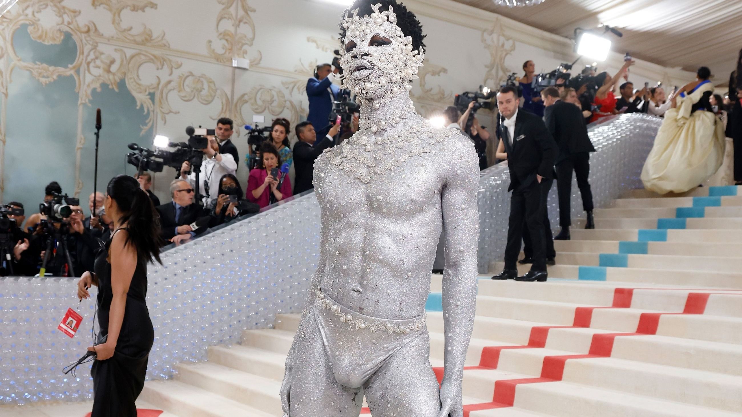 Lil Nas X partecipa al Costume Institute Benefit 2023, che celebra “Karl Lagerfeld: A Line of Beauty”
Credits: Getty Images
