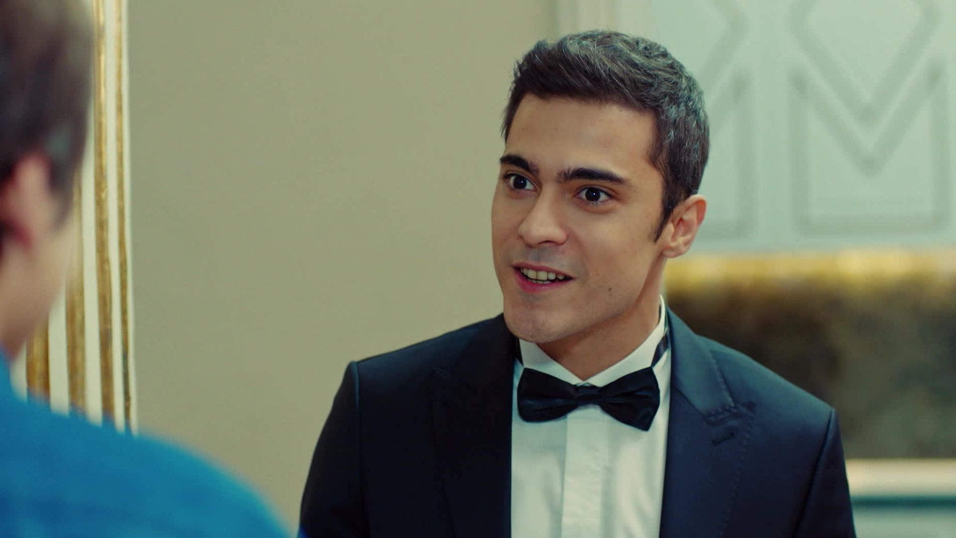 Sarp Can Koroglu (Yigit) in una scena di Forbidden Fruit 2