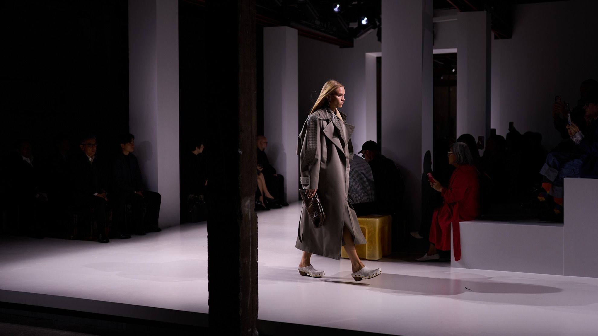 Sulle passerelle della collezione Primavera/Estate 2025, Bottega Veneta porta in scena look con maxi zoccoli - Credits: Launchmetrics.com/Spotlight