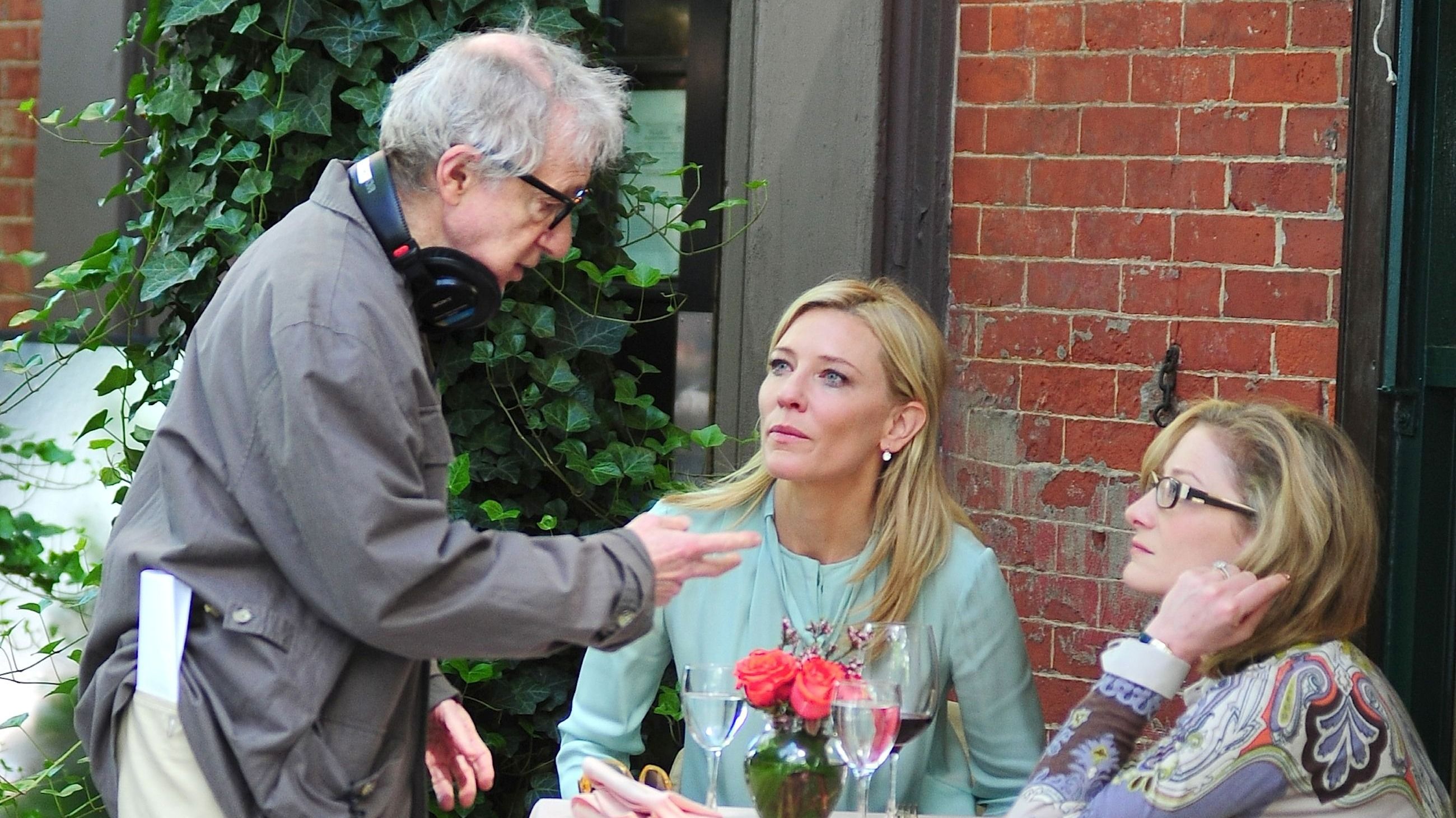 Woody Allen e Cate Blanchett sul set del nuovo film senza titolo di Woody Allen per le strade di Manhattan il 10 settembre 2012 a New York City - Credits: Getty Images