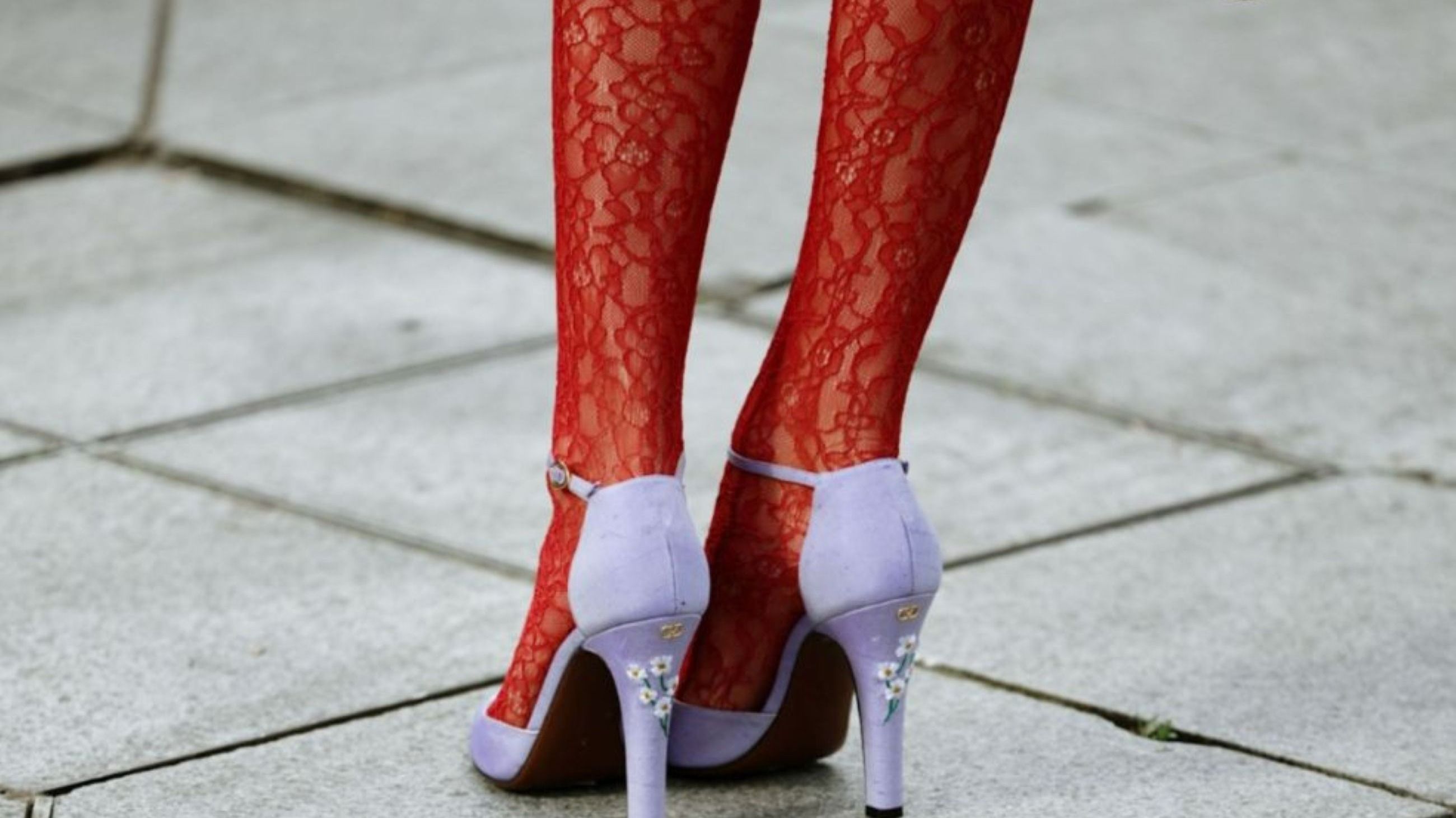 Le calze a rete o di pizzo conquistano i cuori delle fashioniste, dando vita a look che non passano inosservati - Credits: Launchmetrics.com/Spotlight