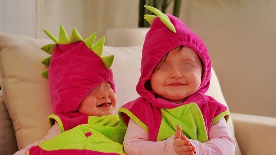 Le gemelline vestite da drago Carnevale