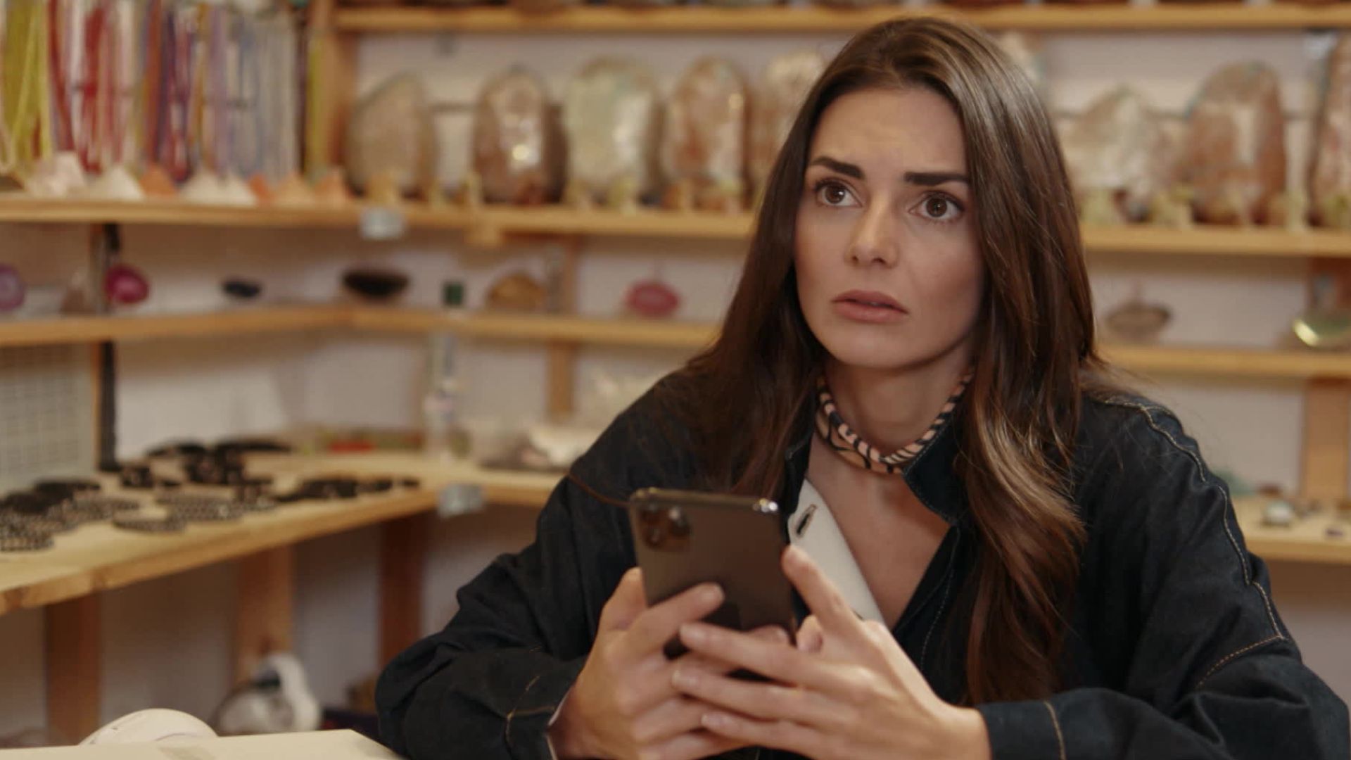 Ozge Demirtel (Biricik) in una scena di Be My Sunshine