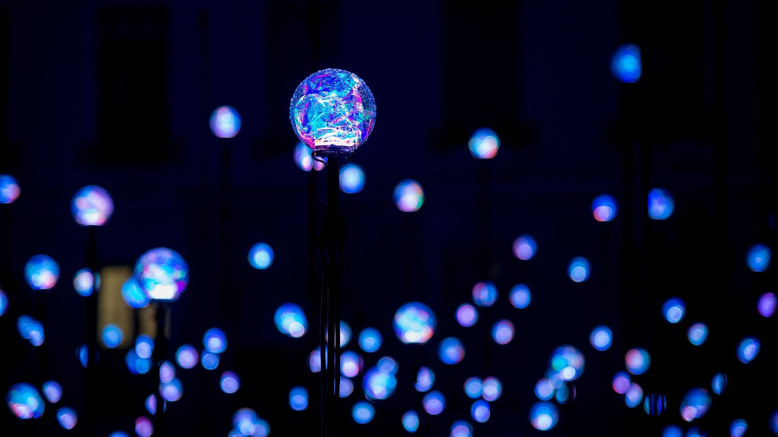 Per quattro notti, oltre 70 installazioni luminose creeranno un’atmosfera magica nelle strade, nelle piazze e nei parchi di tutta la città, e milioni di visitatori, sia francesi che stranieri, potranno vivere lo spirito amichevole e gioioso di questo evento unico il 4 dicembre 2014 a Lione, in Francia - Credits: Getty Images