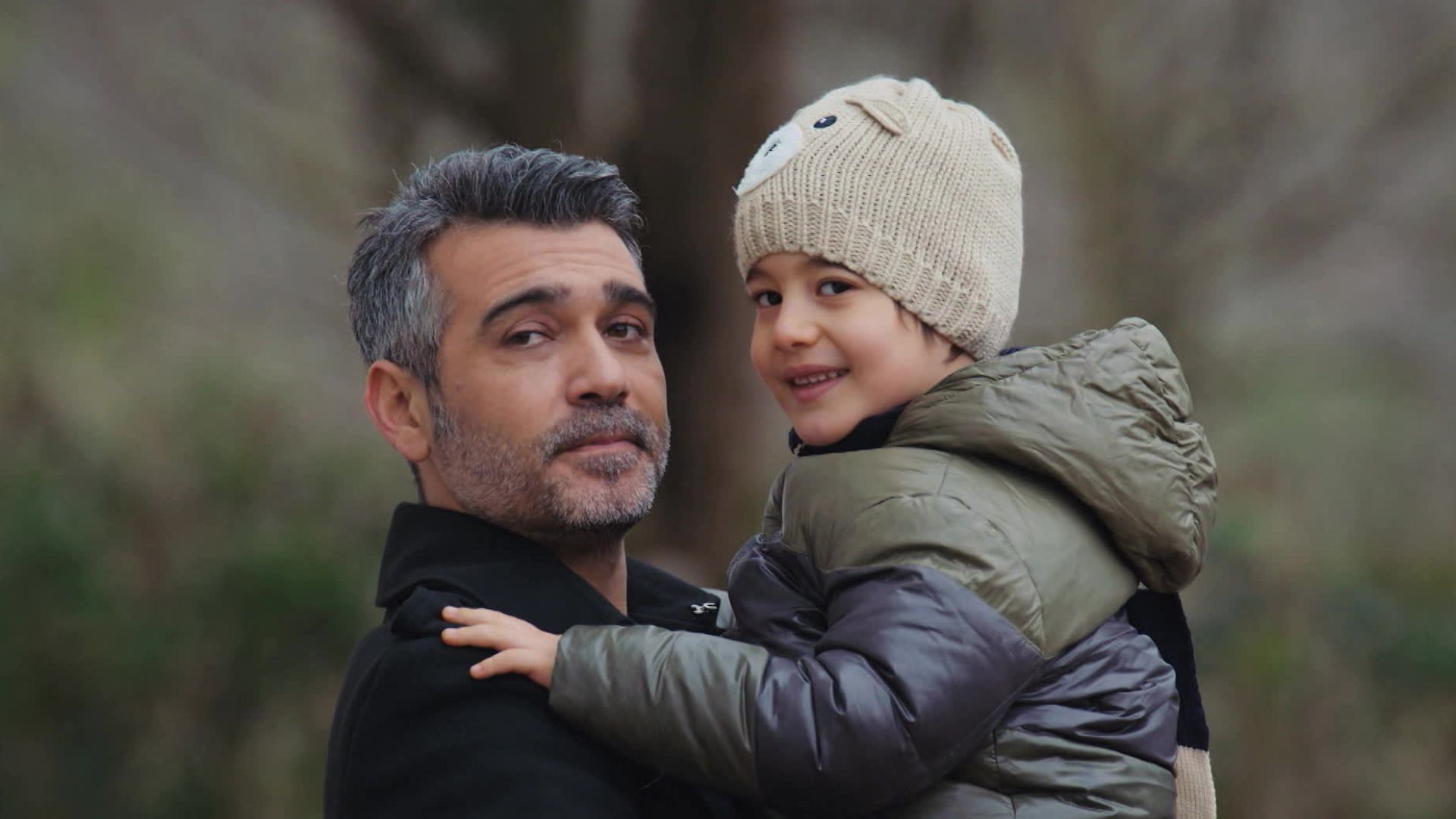 Caner Cindoruk (Sarp) e Ali Semi Sefil (Doruk) in una scena de La forza di una donna 2