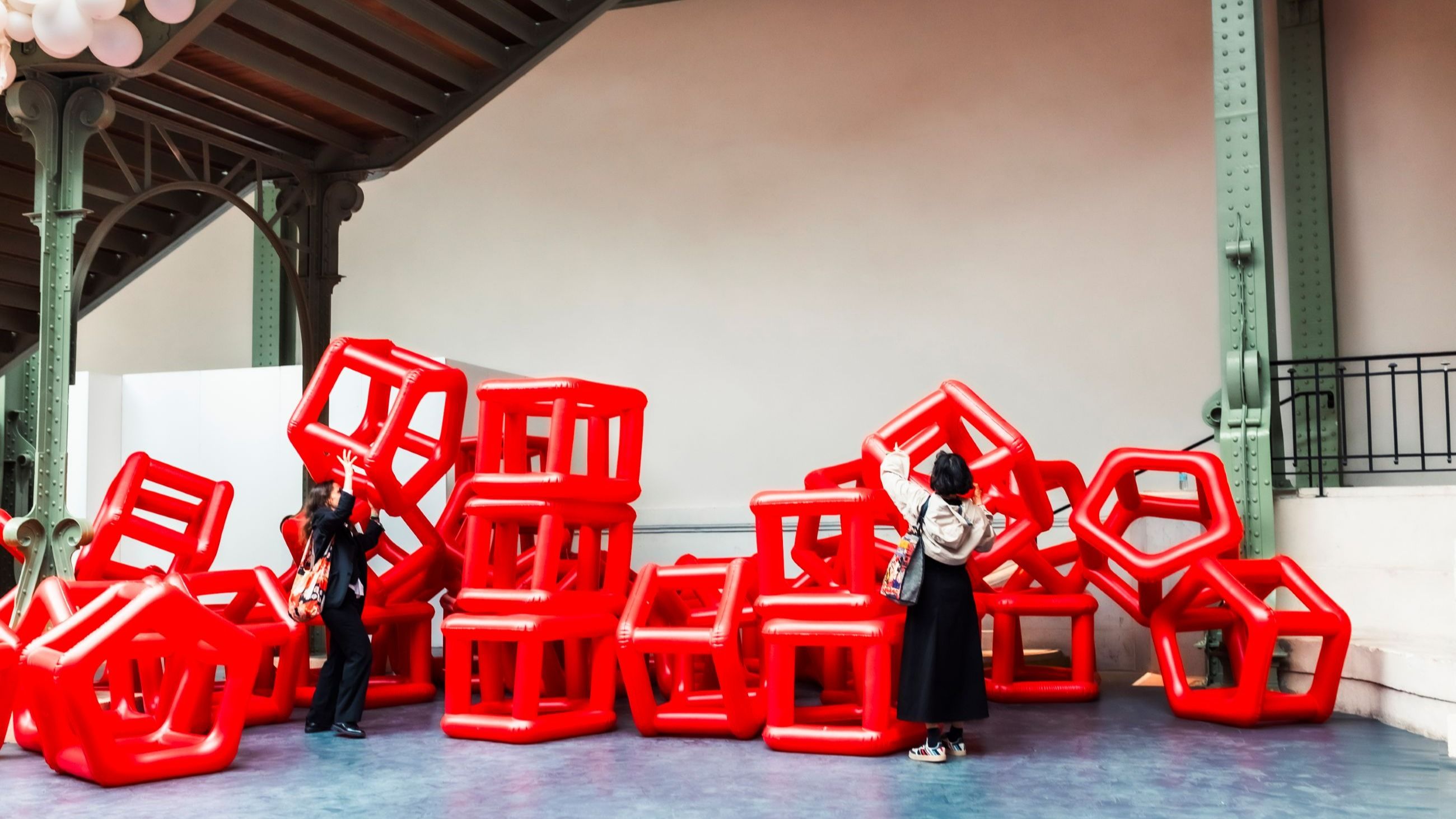 Crazy Love for Polygons di Cyril Lancelin: un labirinto gonfiabile rosso che trasforma la geometria in gioco e meraviglia interattiva -Credits: Balloon Museum