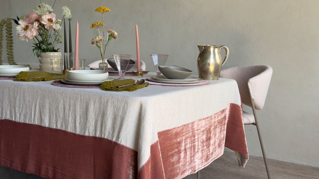 Di Once Milano la tovaglia Velvet Tablecloth in lino naturale con bordo in velluto realizzata a mano da artigiani veneziani
Courtesy Once Milano
