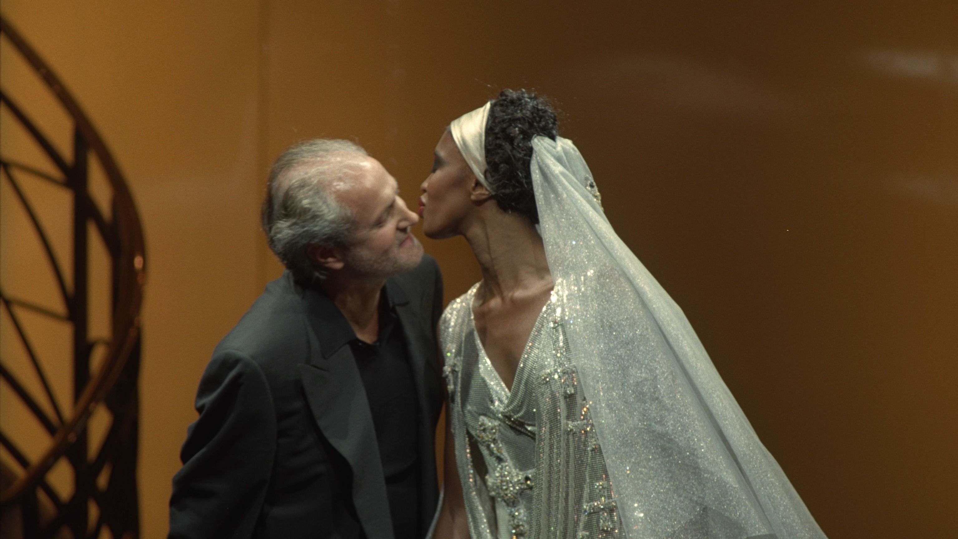 Naomi Campbell e Gianni Versace si baciano in passerella
Credit: Getty Images