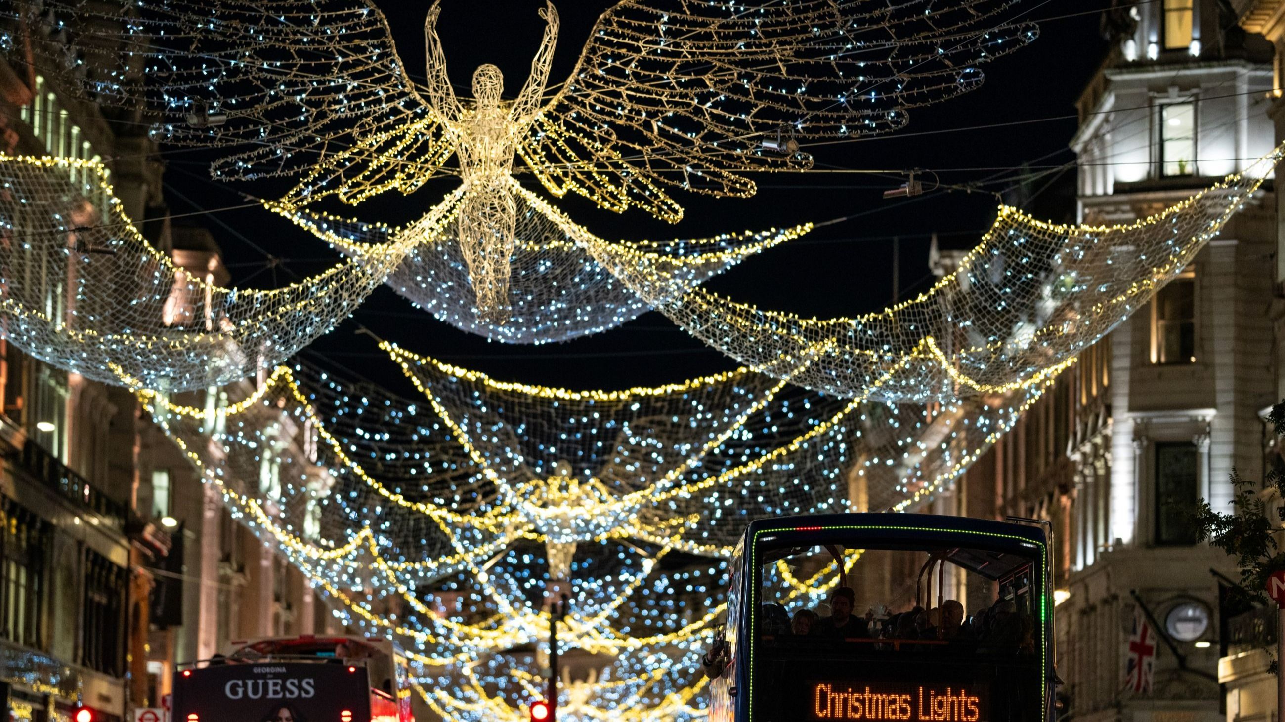 Le luci di Natale vengono esposte lungo Regent Street il 20 novembre 2024 a Londra, in Inghilterra. La stagione natalizia a Londra viene celebrata con festose illuminazioni in tutta la città, che iniziano a novembre e proseguono fino al nuovo anno - Credits: Getty Images