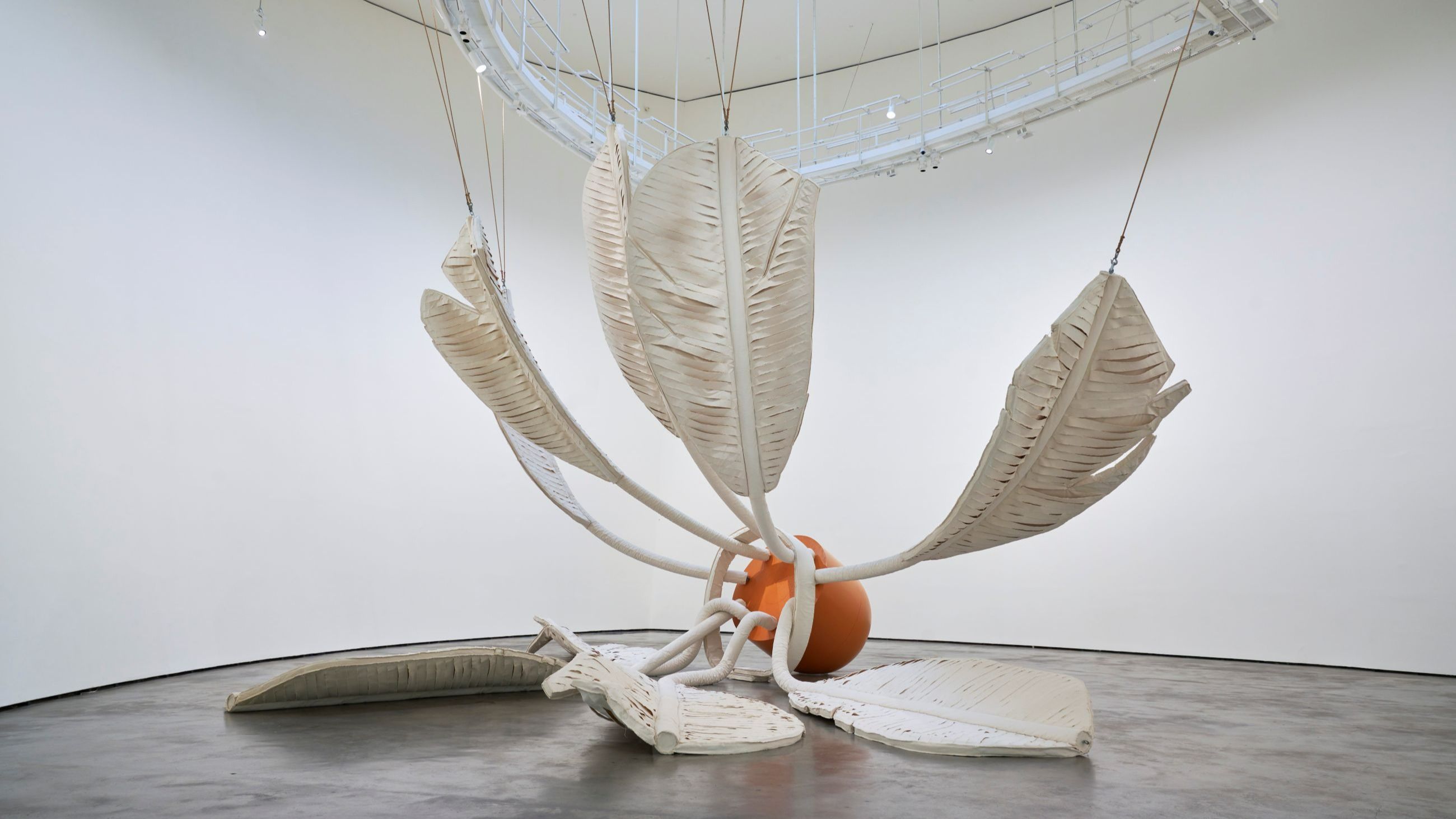Claes Oldenburg e Coosje van Bruggen, Soft Shuttlecock, 1995. Foto: Erika Ede, Solomon R. Museo Guggenheim, New York - Courtesy Press Office
