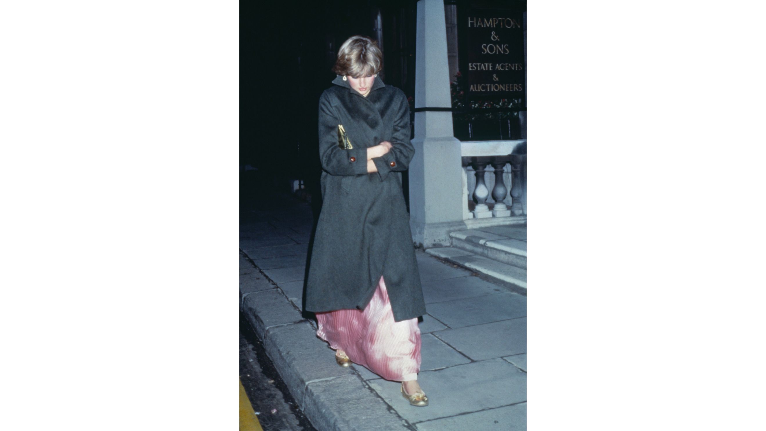 Lady Diana Spencer esce dal Ritz Hotel di Londra dopo aver partecipato alla festa per il cinquantesimo compleanno della Principessa Margaret, nel novembre del 1980. Spencer era apparsa sotto i riflettori del pubblico solo da poco, quando avevano cominciato a circolare le prime voci sulla sua relazione sentimentale con il Principe Carlo - Credits: Getty Images
