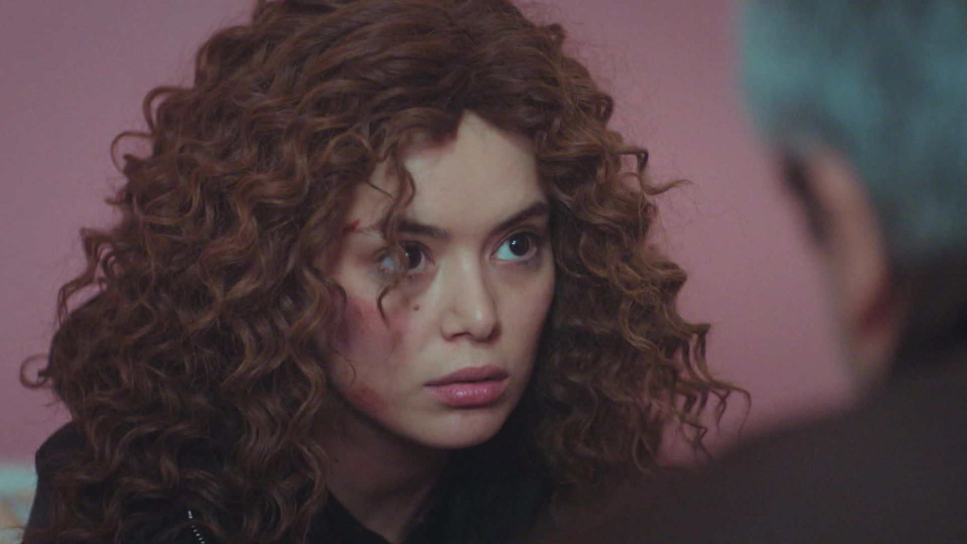 Seray Kaya (Sirin) in una scena de La forza di una donna 3