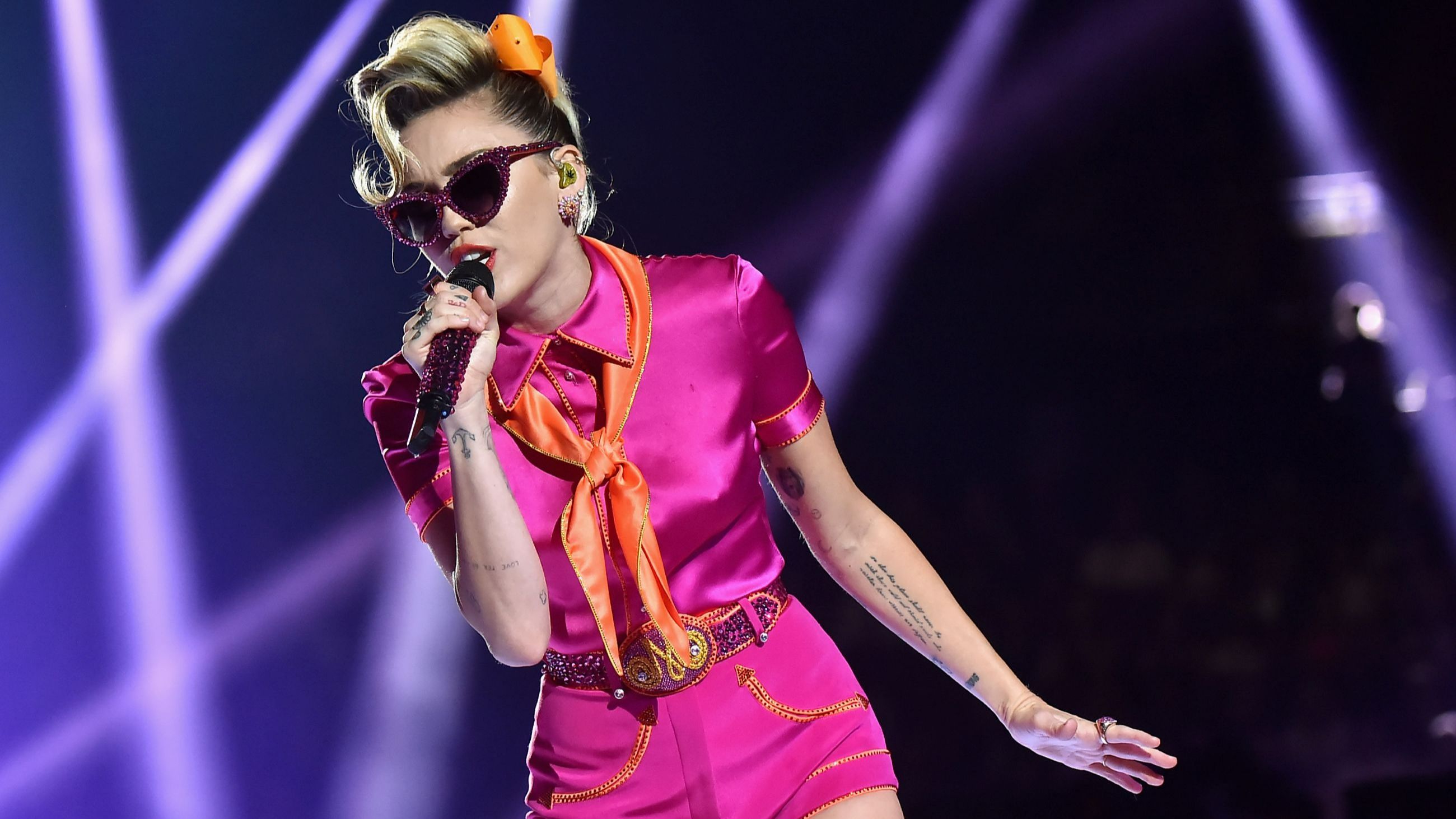 Miley Cyrus si esibisce agli MTV Video Music Awards 2017 al The Forum, Inglewood, California - Credits Getty Images 